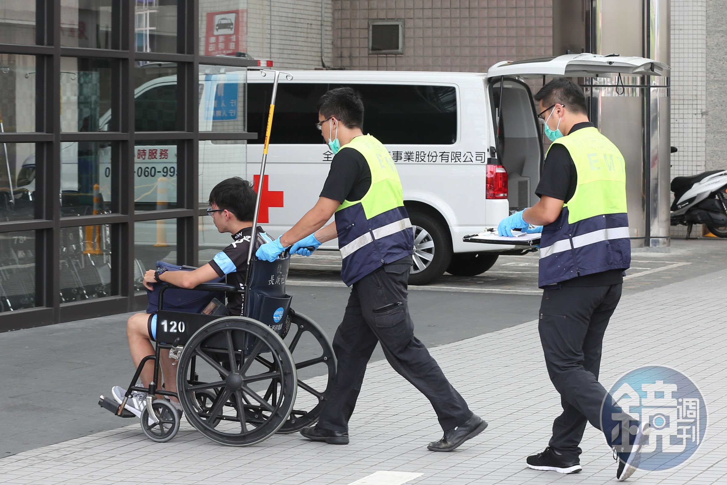 上班途中腳扭傷在家休養，只要憑醫生證明就能申請勞保職災給付。（示意圖，本刊資料照）