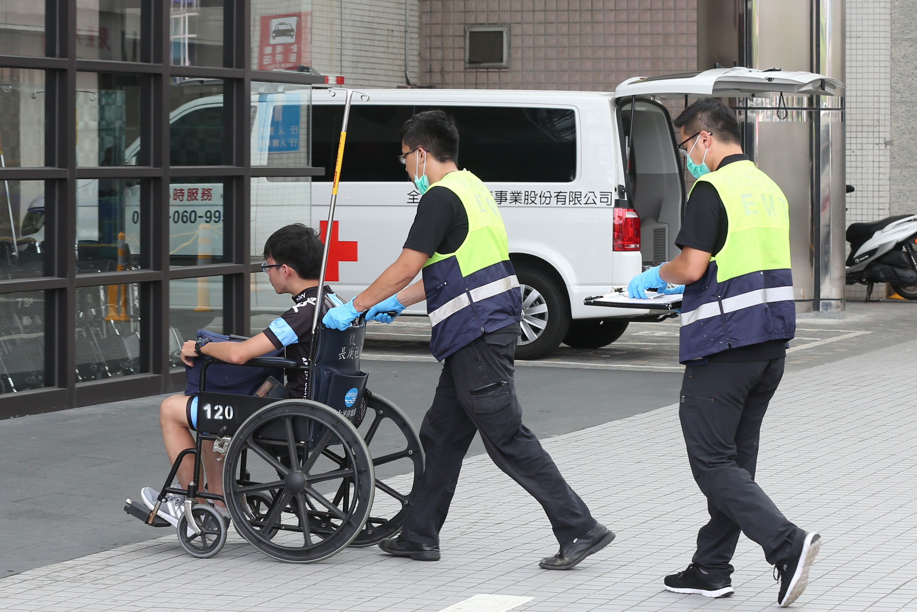 上班途中腳扭傷在家休養，只要憑醫生證明就能申請勞保職災給付。（示意圖，本刊資料照）