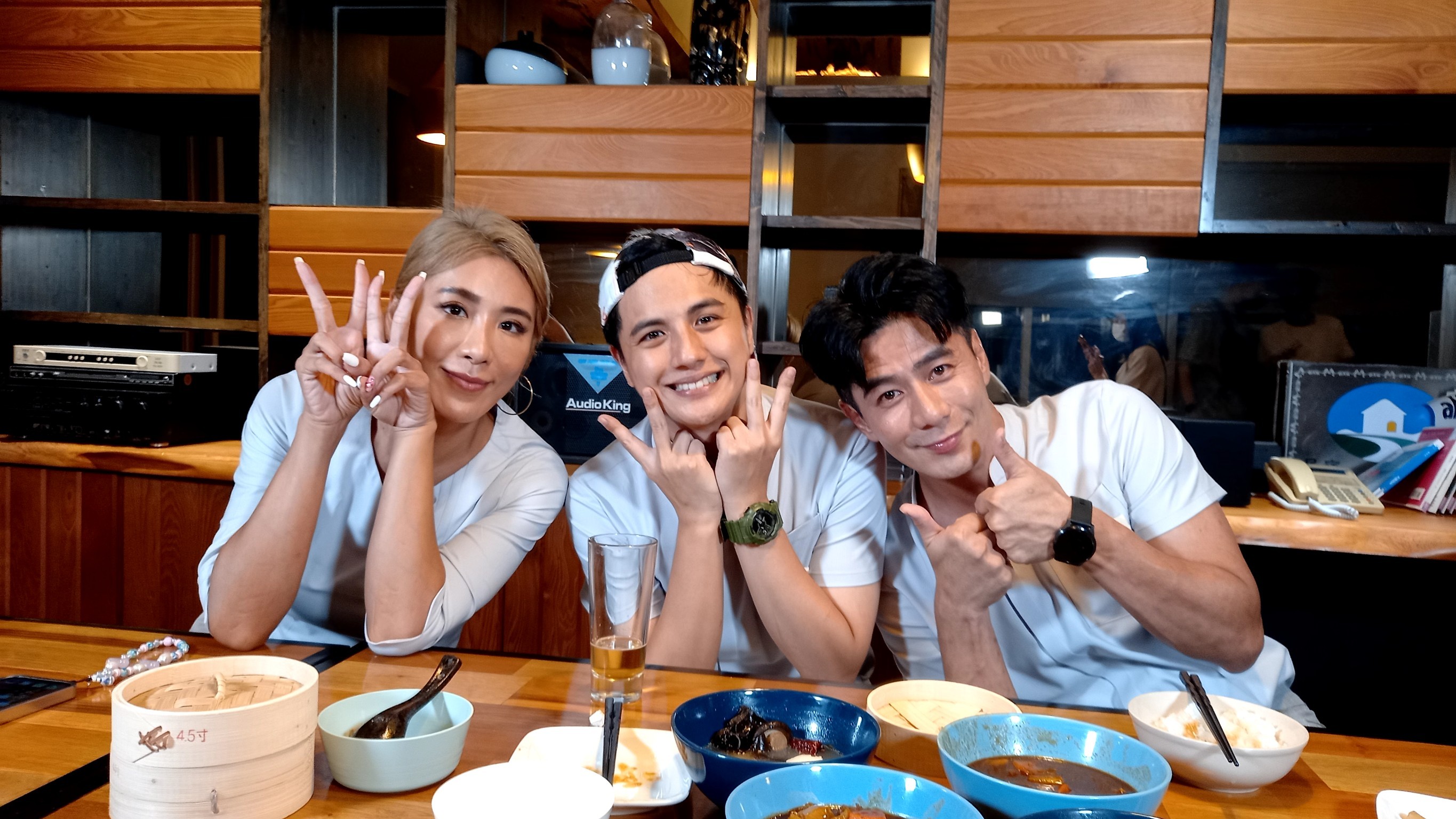 （左起）小禎、曾子余、郭彥均到墾丁出外景。（TVBS提供）