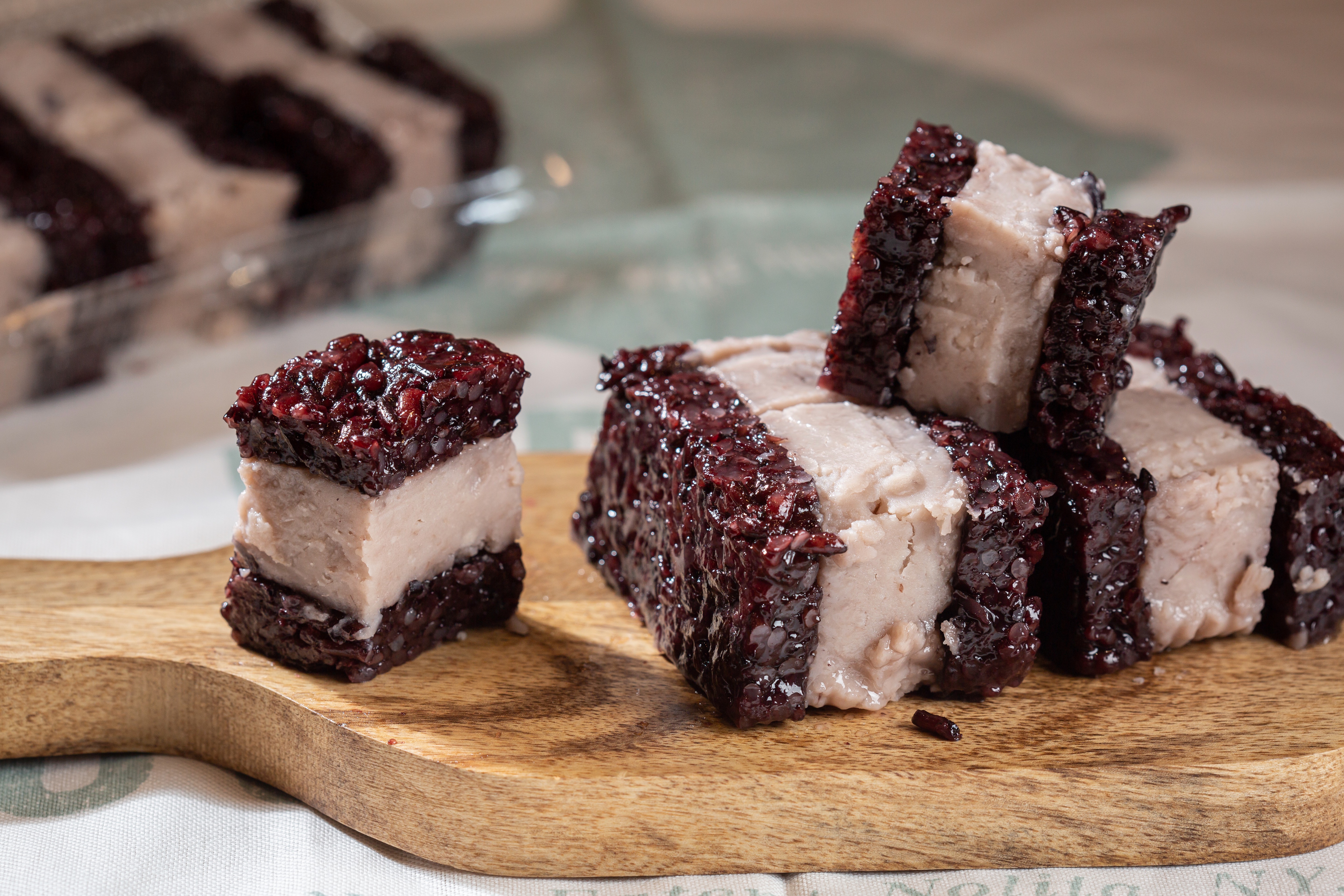 「賢夫美食」鎮店之寶「紫米芋頭糕」，分量紮實，紫米、芋頭帶有Q度，散發淡淡香氣。（220元／台斤、80～100元／小盒、220元／大盒）