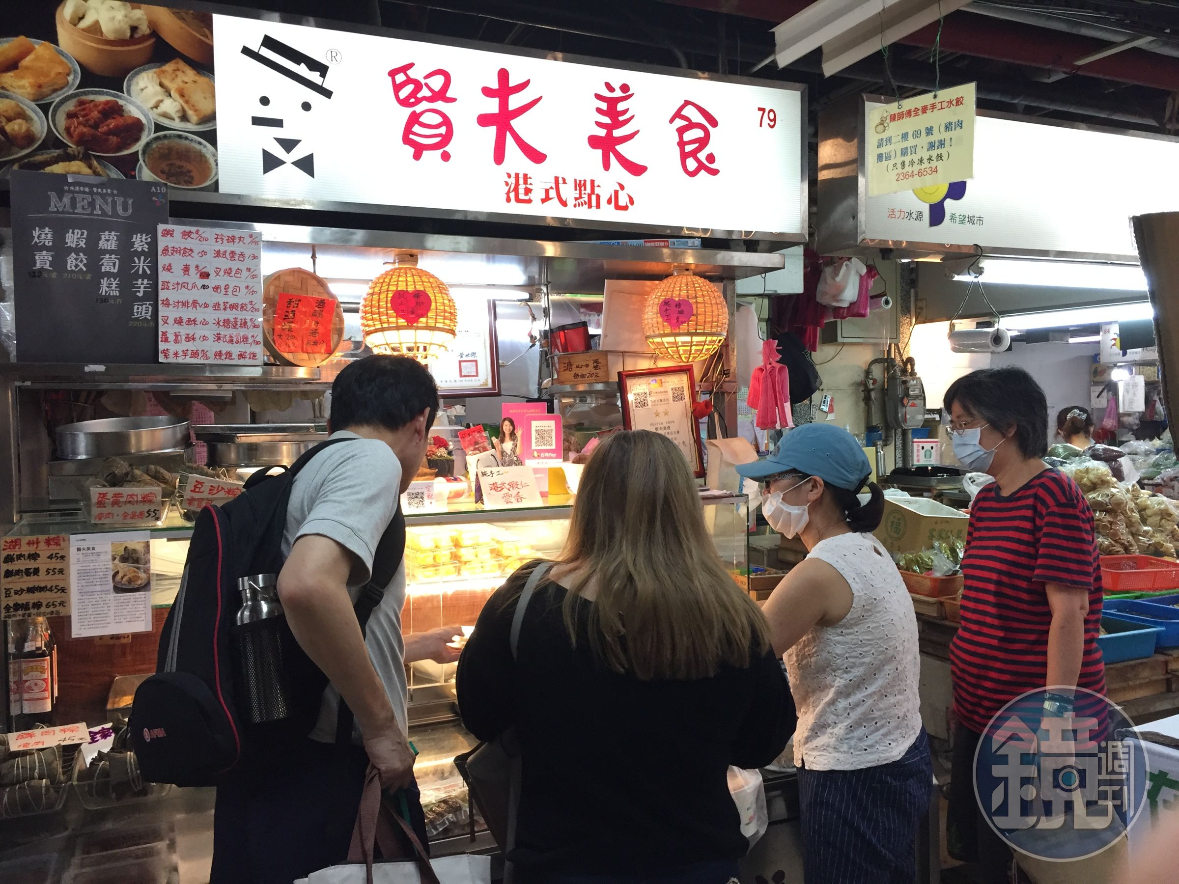 不少客人也會來購買「賢夫美食」的蝦餃、蘿蔔糕等港式點心和熟食。