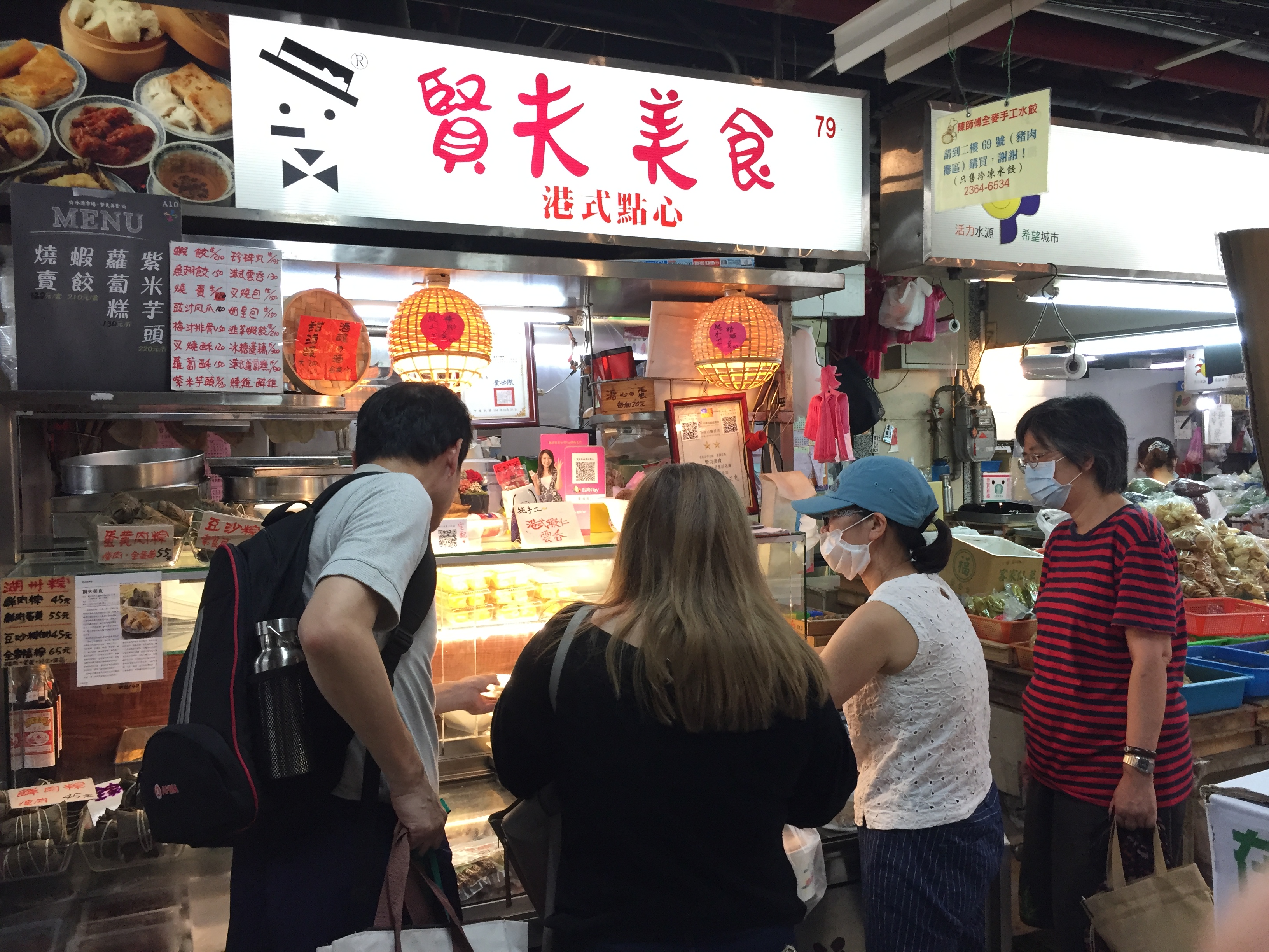 不少客人也會來購買「賢夫美食」的蝦餃、蘿蔔糕等港式點心和熟食。