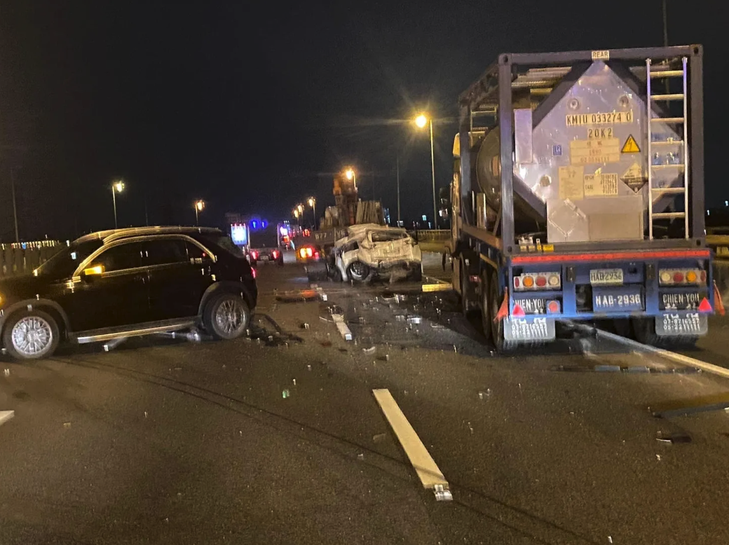 國道3號南下192.3K處發生追撞死亡車禍,貨車前後包夾中間兩輛小客車。(翻攝記者爆料網)