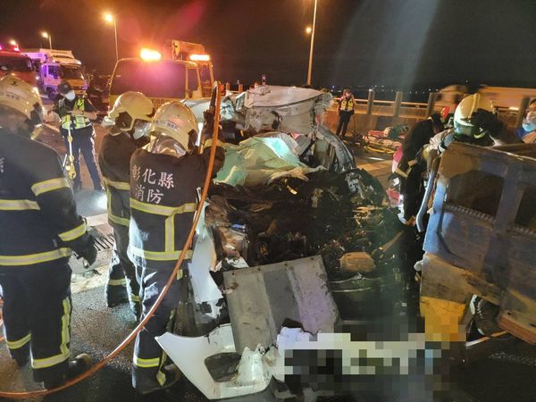 其中一輛馬自達小轎車駕駛傷重不治。(翻攝影片畫面)