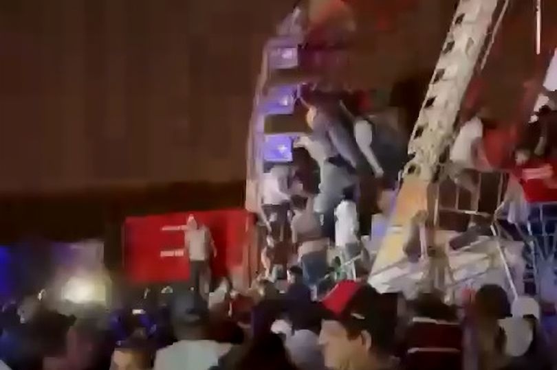 遊樂園恐怖影片！「海盜船」晃到空中突斷掉，墜地直插釀8傷。（翻自《每日星報》）