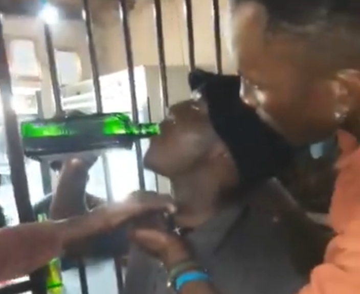 南非一名年輕人參加拚酒大賽，2分鐘灌完濃度35%的野格利口酒，下一秒倒地身亡。（翻攝自臉書）