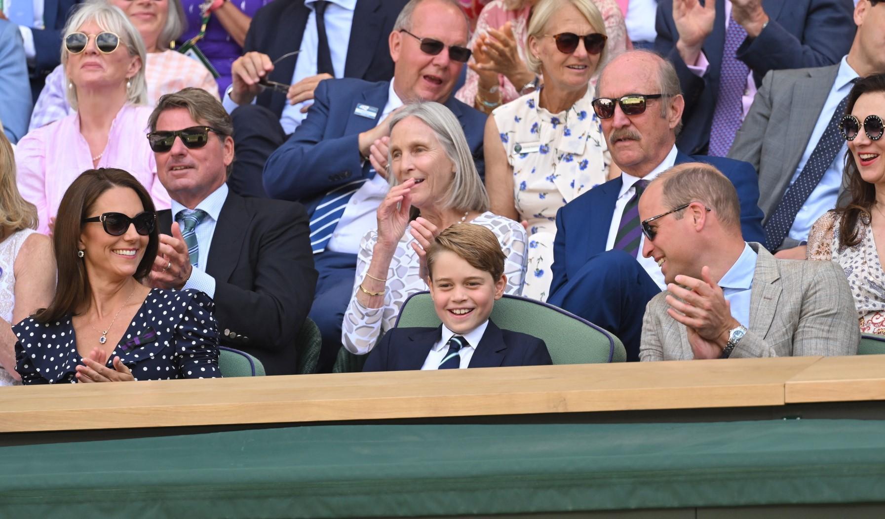威廉王子(右起)、喬治王子、凱特王妃一家現身溫網男單決賽。(翻攝Wimbledon臉書)