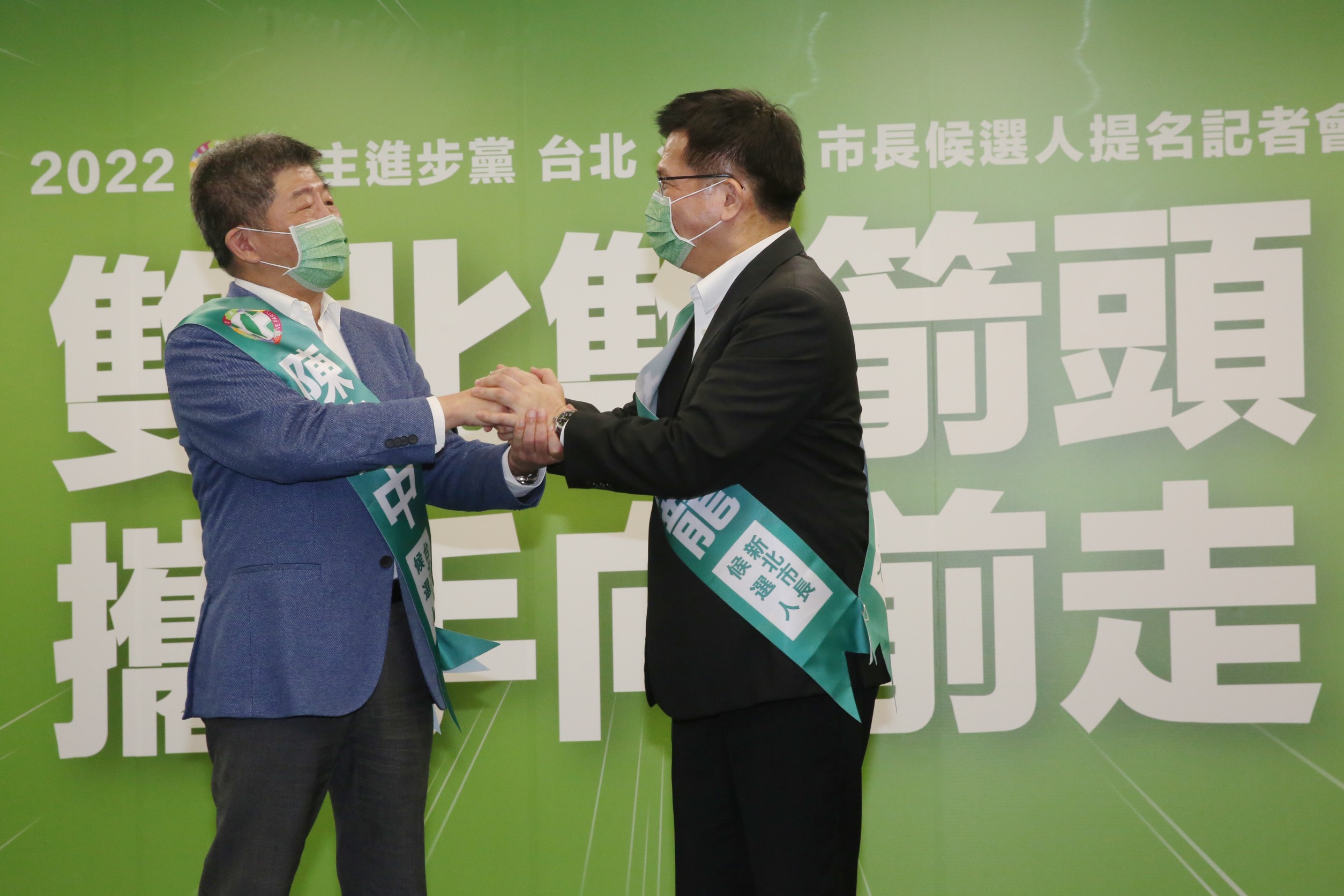 陳時中（左）、林佳龍今同台，接受蔡英文提名參選雙北市長。