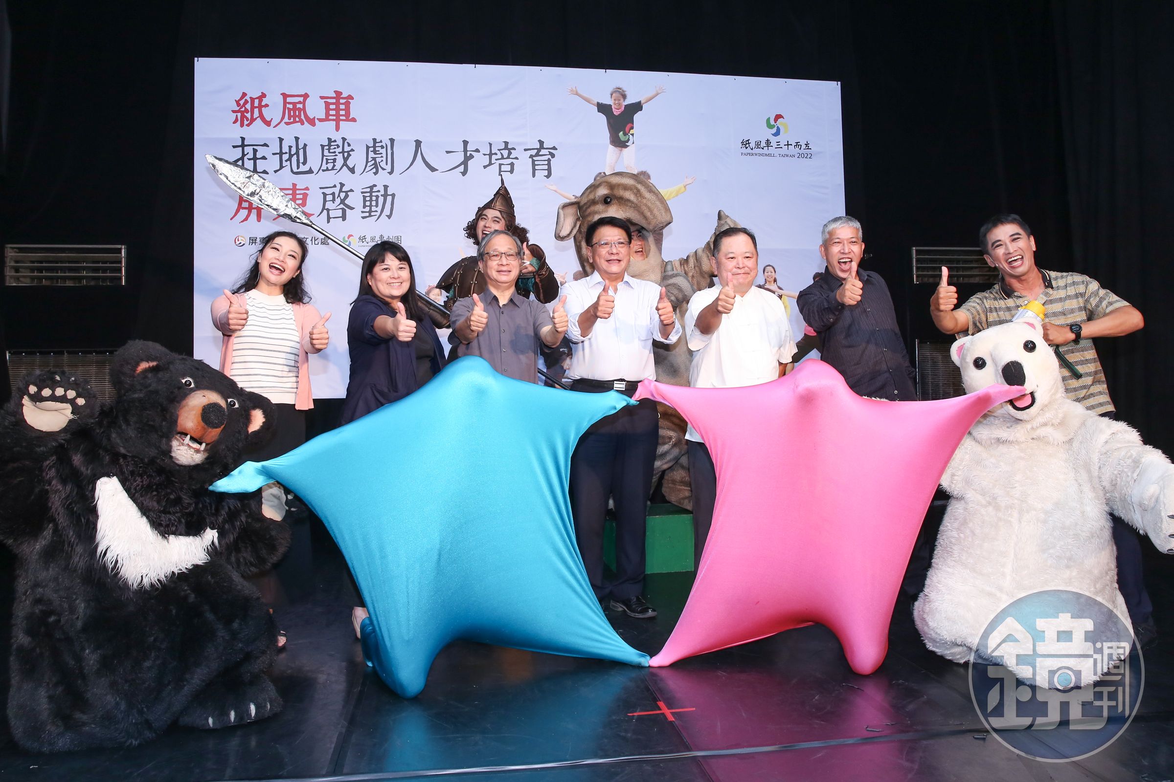 屏東縣長潘孟安（中）出席記者會，歡迎對表演有興趣的屏東鄉親報名戲劇課程。