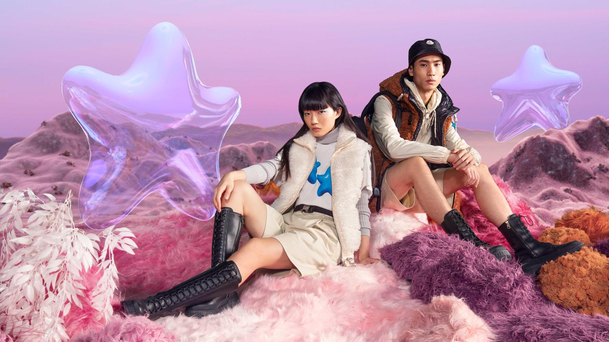 MONCLER 2022七夕限定系列均飾有藍色卡通星星圖案。（盟可睞提供）
