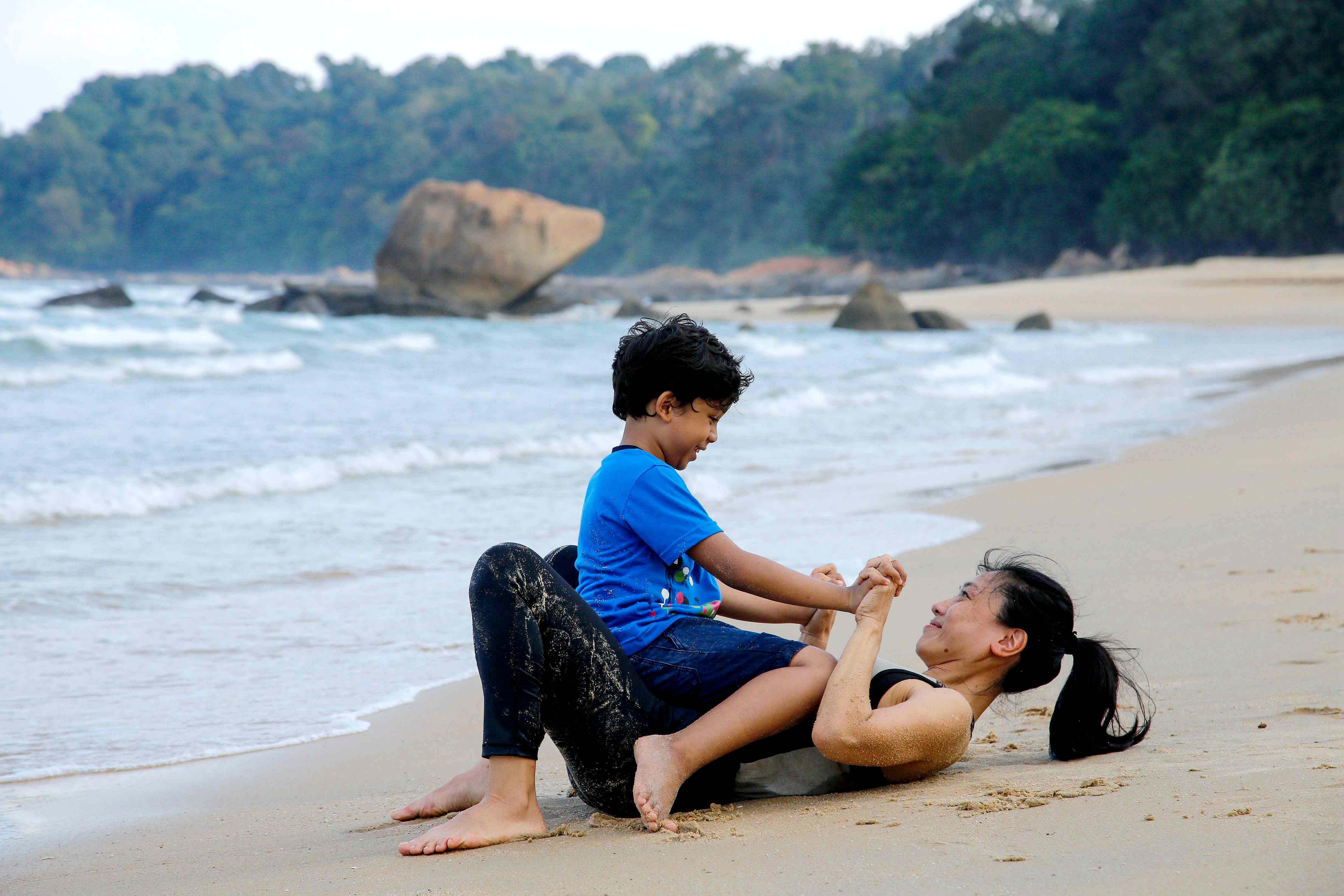 陳翠梅（下）將她與兒子的互動放入電影裡，與小童星哈迪夫（上）飾演母子。（海鵬提供）