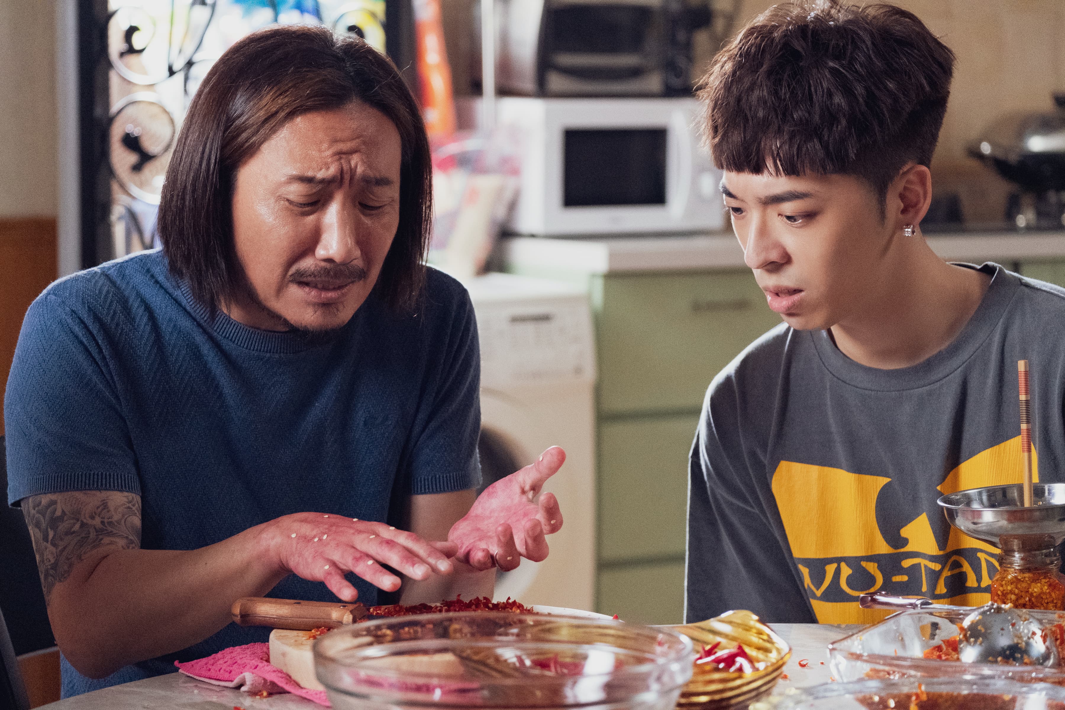 鄭中基片中「無(手)套剁辣椒」,不但辣到手發紅,上廁所時也連帶讓「小弟弟」被辣到。(甲上)