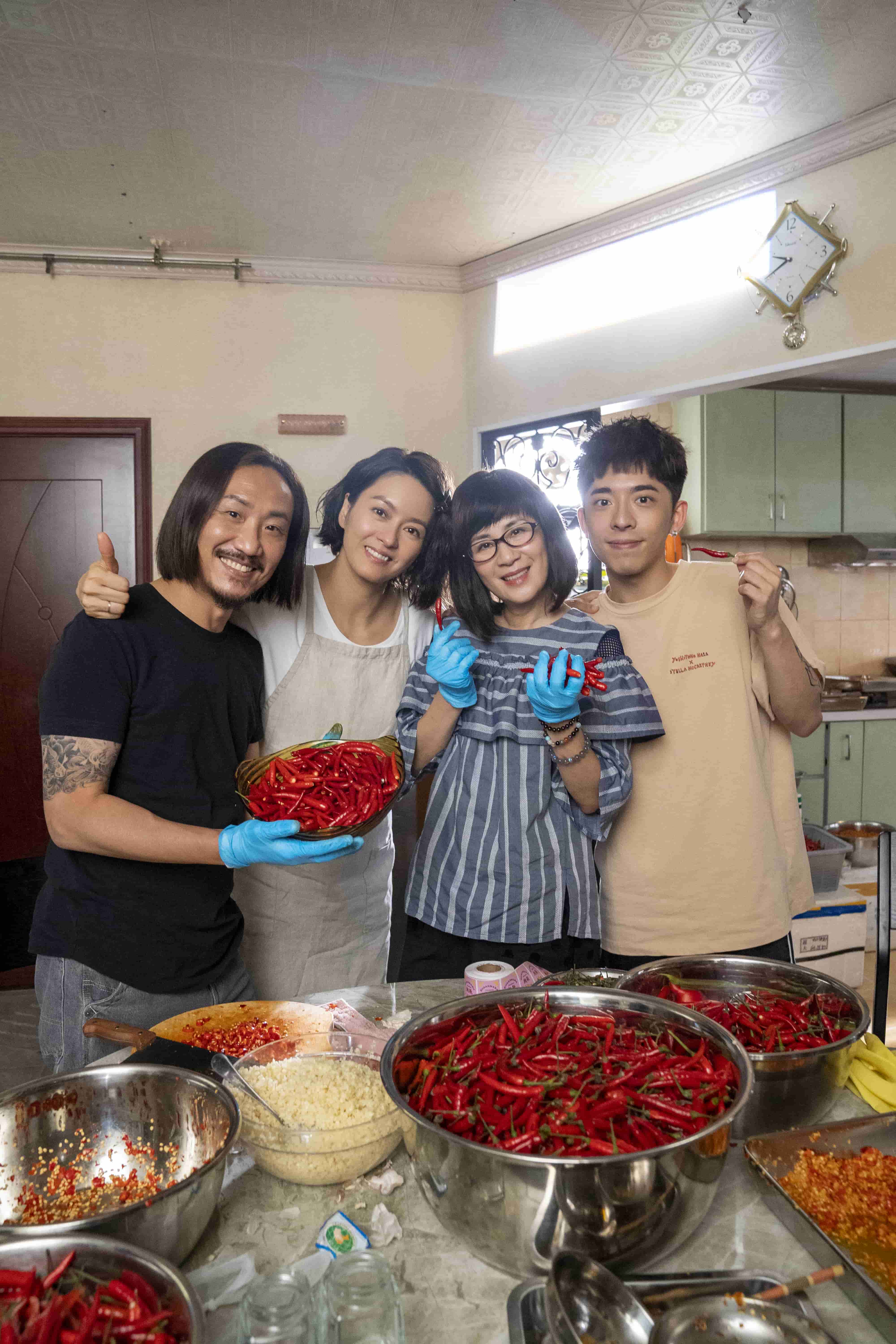呂爵安(右起)、吳君如、梁詠琪、鄭中基在片相處就像一家人一樣,梁詠琪也大方接受呂爵安喊她媽。(甲上)