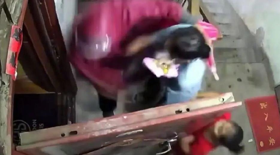 中國山東省萊陽市一對母女遭前夫囚禁屋內，監視器畫面引起高度討論。（翻攝自微博）