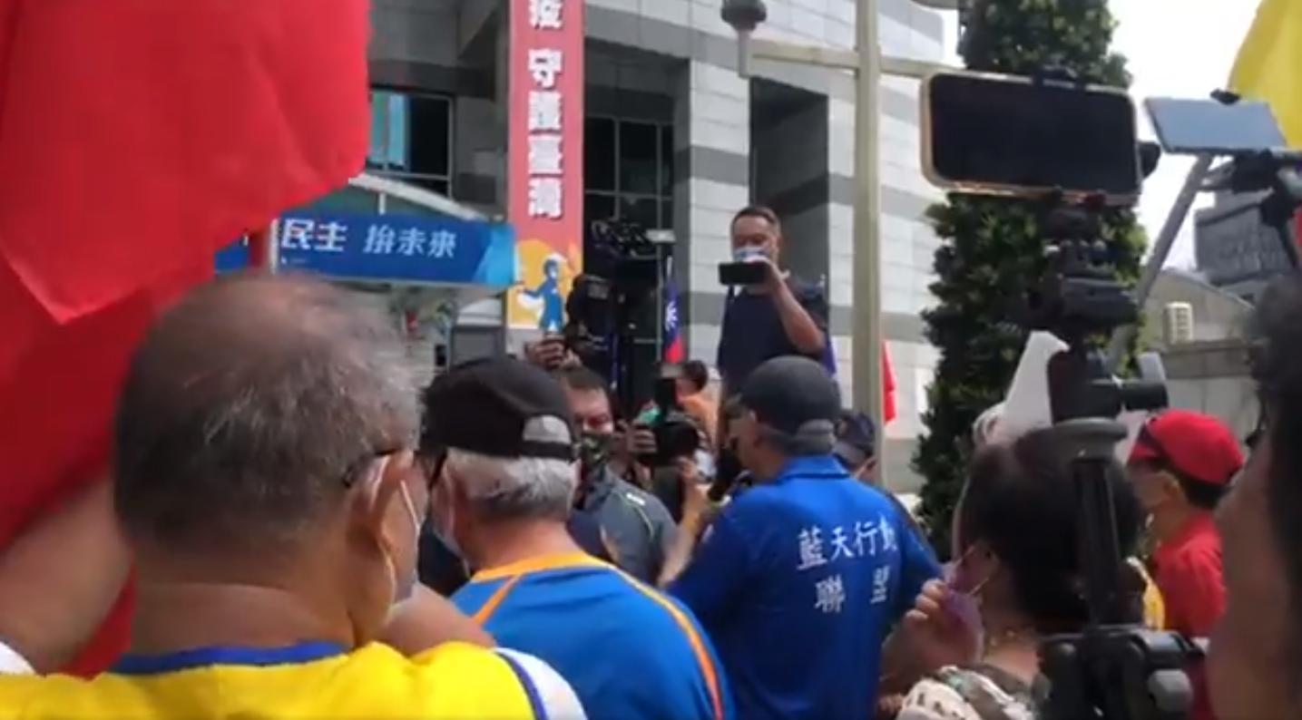 藍天行動聯盟、新黨等團體今率眾前往國民黨位在台北市八德路上的中央黨部，抗議主席朱立倫降半旗哀悼安倍晉三。（翻攝自新黨臉書）