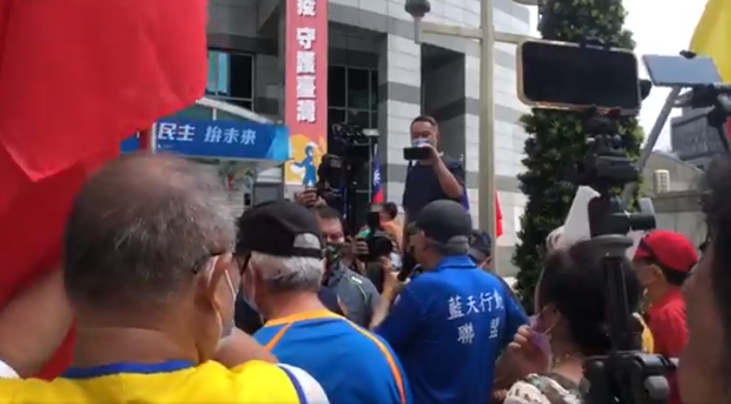 藍天行動聯盟、新黨等團體今率眾前往國民黨位在台北市八德路上的中央黨部，抗議主席朱立倫降半旗哀悼安倍晉三。（翻攝自新黨臉書）