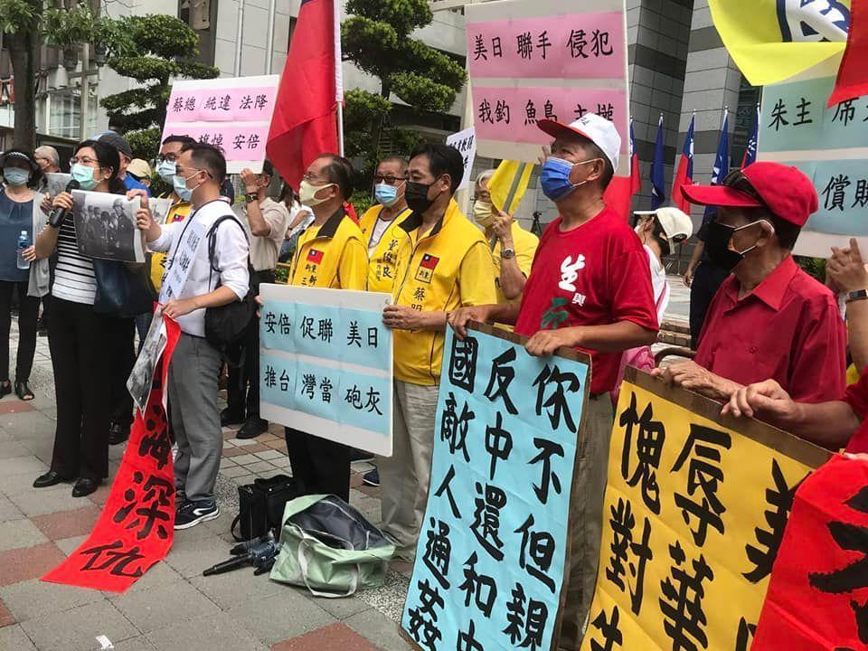 藍天行動聯盟、新黨等團體率眾於國民黨中央黨部，痛批朱立倫是漢奸、愧對先烈。（翻攝自新黨臉書）