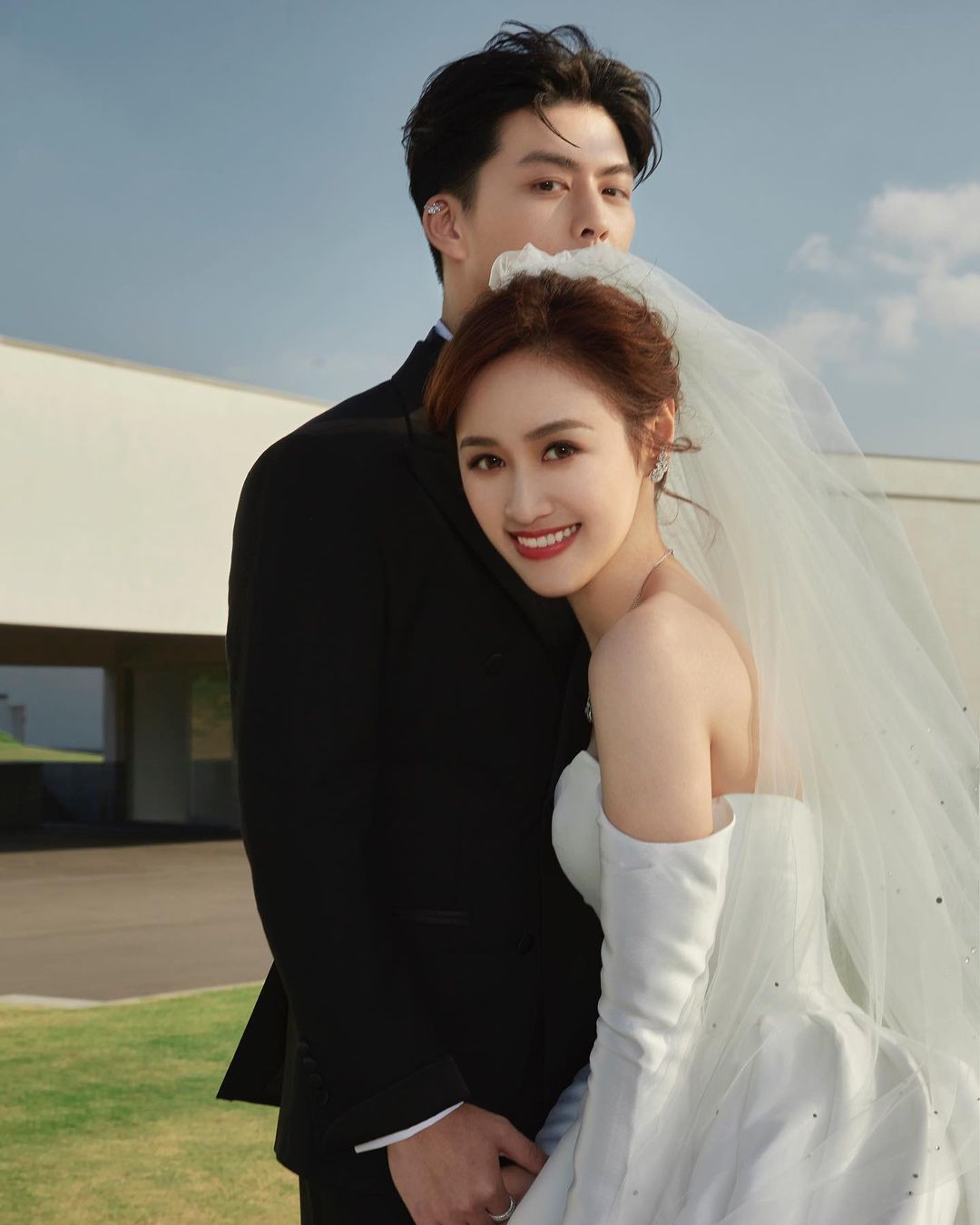 吳姍儒(右)今年1月29日與交往5年的王陽開(左)完婚,男方神似有「行走荷爾蒙」美譽的韓星金材昱。(吳姍儒提供)
