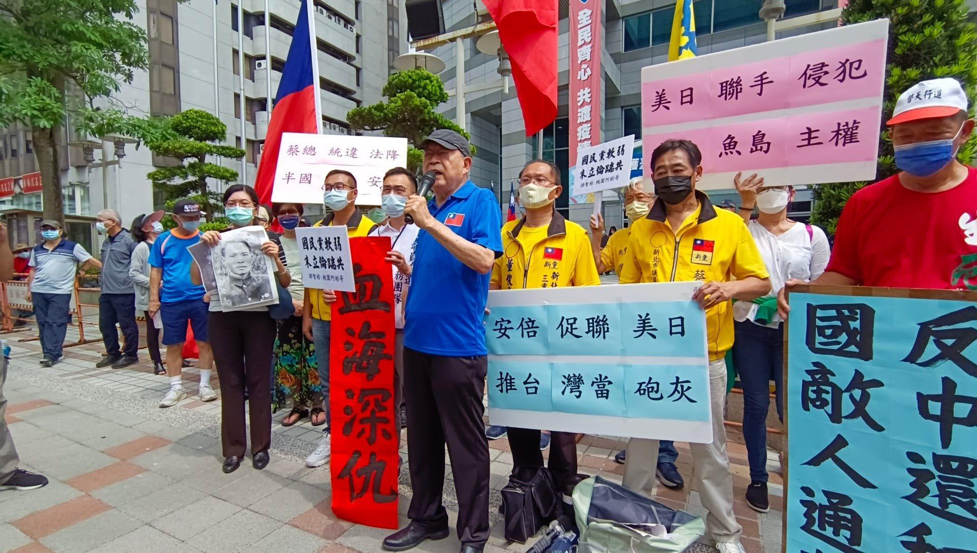 藍天行動聯盟主席武之璋痛斥朱立倫是「奴才的奴才的奴才」「漢奸」「不要臉」。（翻攝自臉書社團藍天行動聯盟）