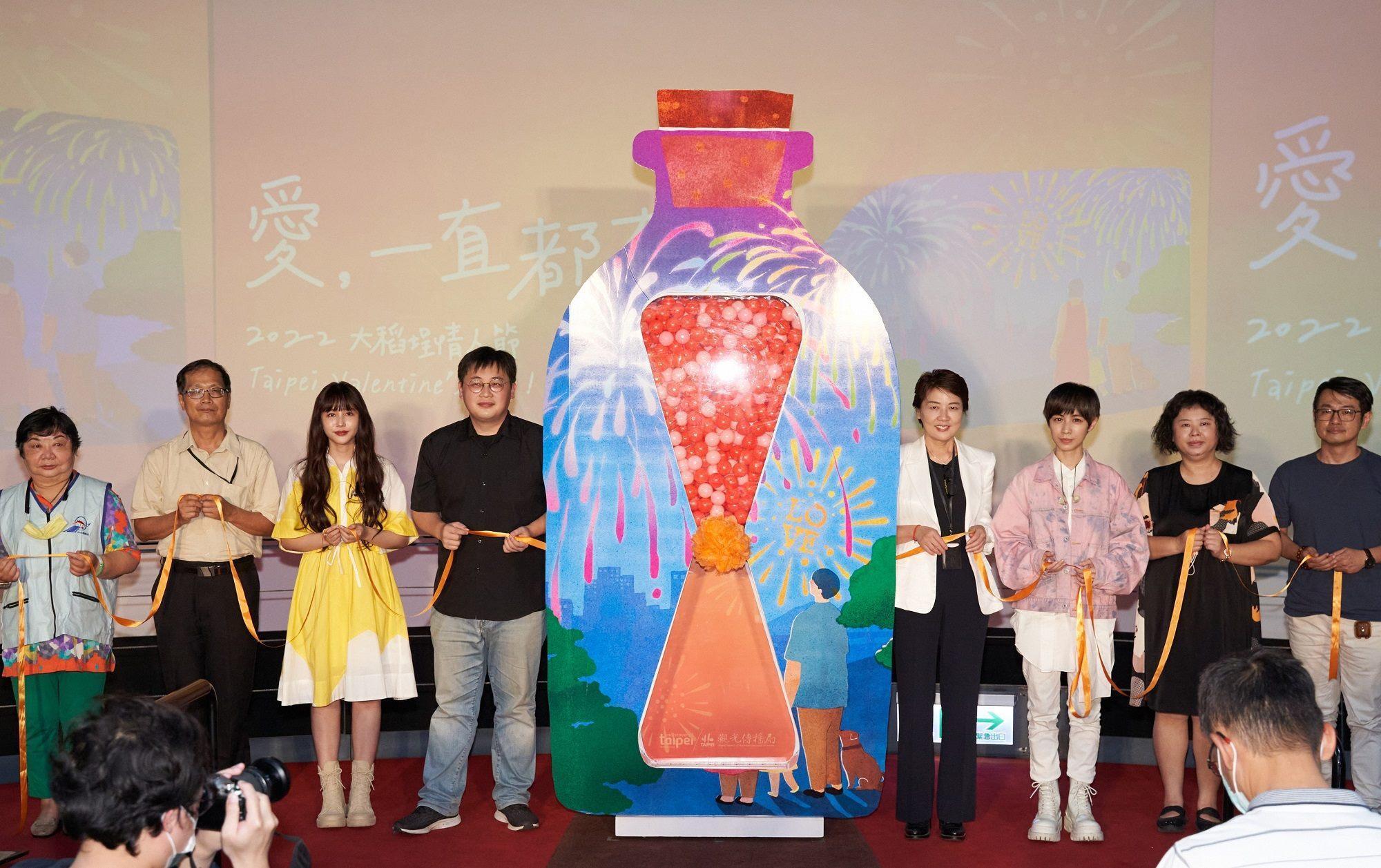 台北副市長黃珊珊(右4)、觀傳局長劉奕霆(左4)及商圈協會等人進行啟動儀式,宣告2022大稻埕情人節活動開跑。(北市觀傳局提供)