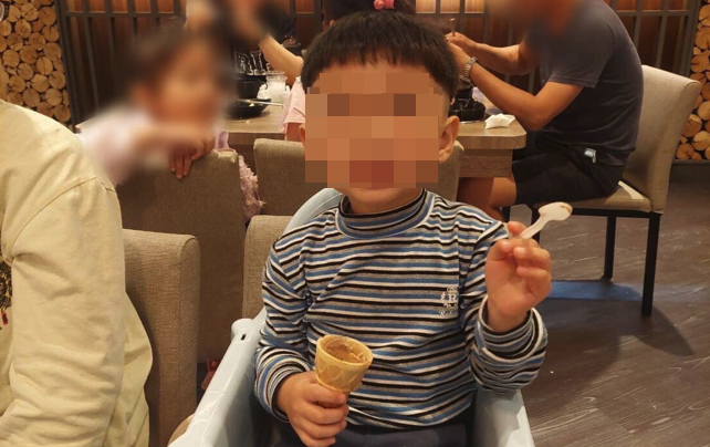 彰化一名4歲男童確診後，頭痛到敲頭，送醫才發現有6公分腦瘤，緊急開刀最終不治。（翻攝「爆廢公社公開版」）