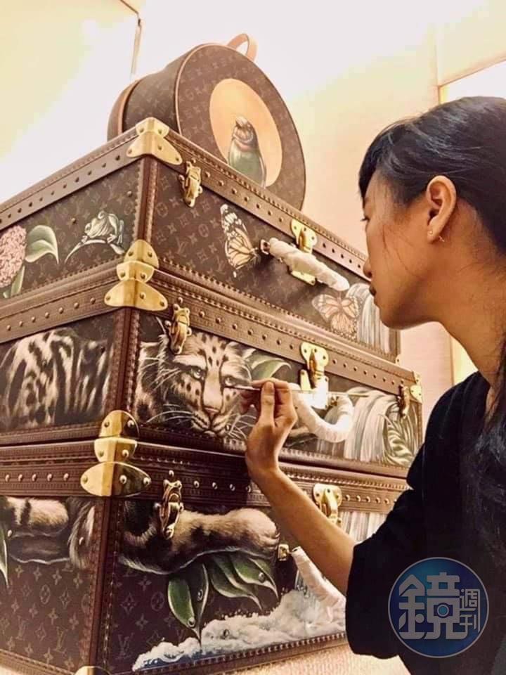 2019年開始與LV合作硬箱展,奇幻的畫風讓頂級精品更具現代藝術感。