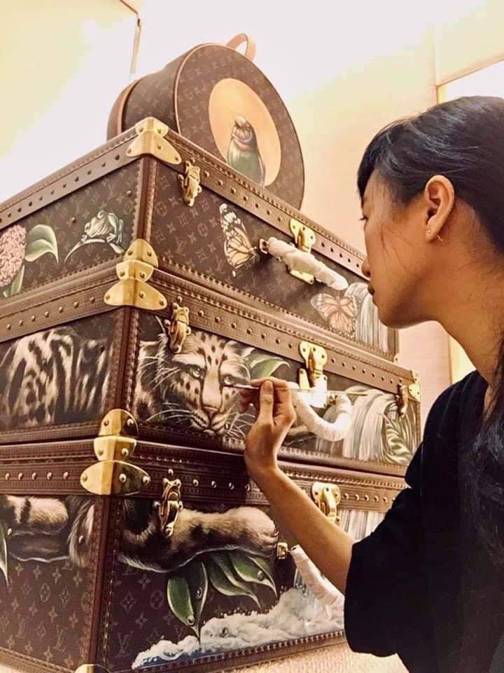 2019年開始與LV合作硬箱展，奇幻的畫風讓頂級精品更具現代藝術感。