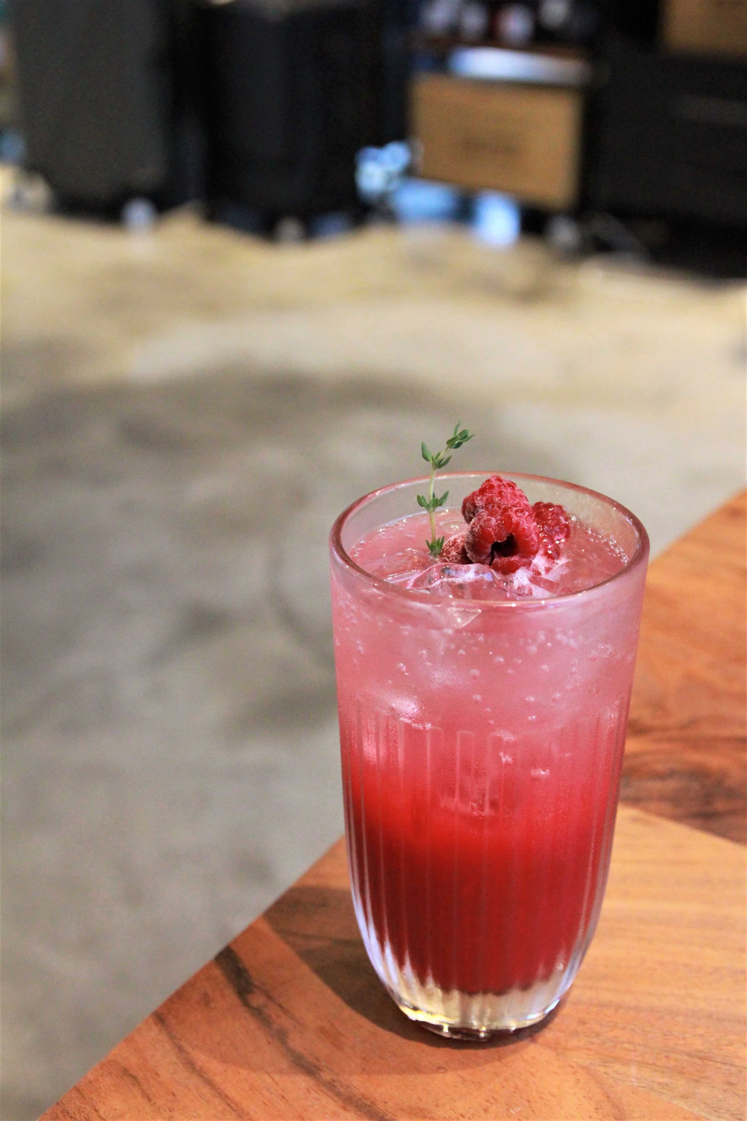 酸甜中藏著清新的「覆盆莓檸檬馬鞭草」相當解膩。（180元／杯）