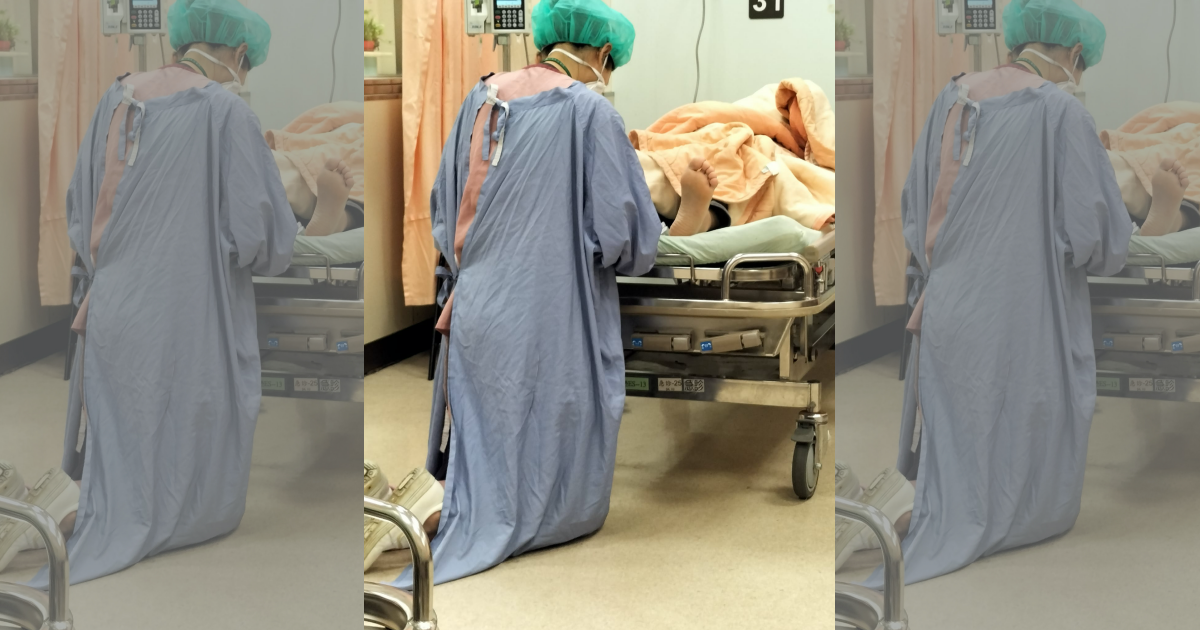 網友分享一名護理師跪地幫病患抽血的背影照，表示相當震撼、感動。（翻攝自爆廢公社臉書）