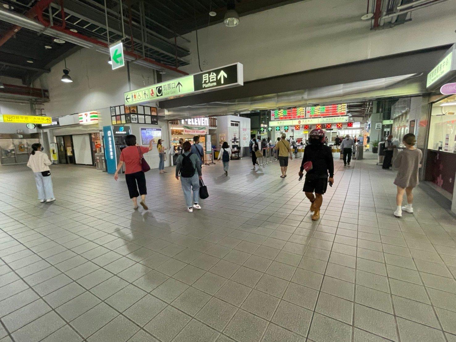 台鐵桃園臨時站大廳冷氣故障,導致大廳異常悶熱。(翻攝自賴香伶臉書)