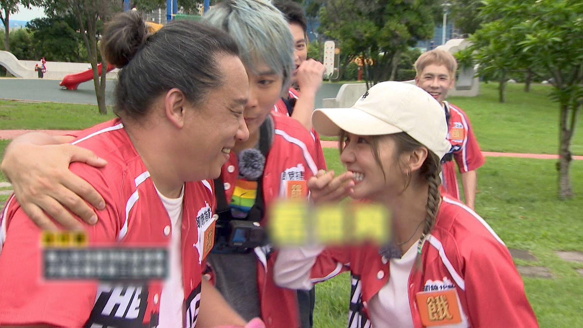 阿龐(左)闖關玩遊戲看到豆花妹就分心。(中視提供)