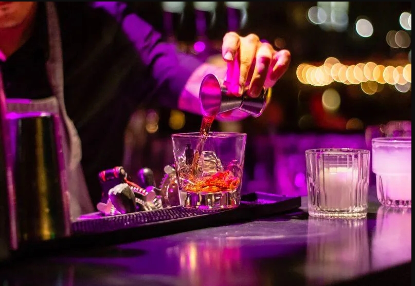 高雄市一名調酒師在PUB認識一名正妹，猴急想進一步被拒竟還硬上。（翻攝自unsplash）