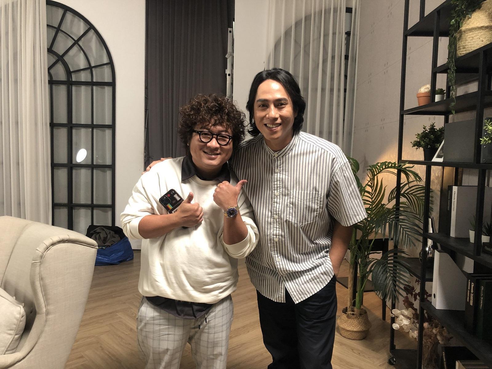 莊凱勛(右)上節目與納豆合影。(鏡新聞提供)