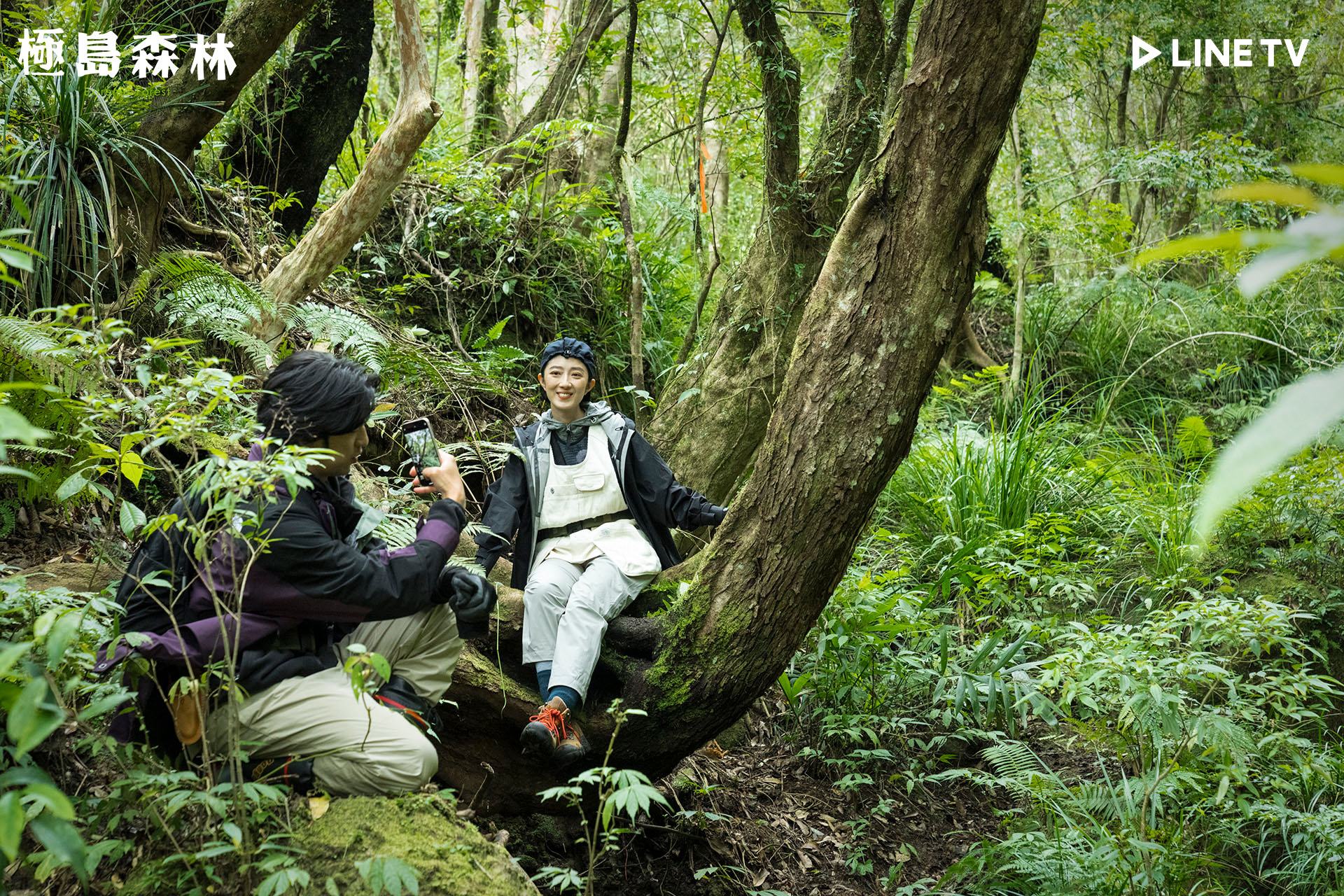 陳柏霖（前）與桂綸鎂出外景錄影。（LINE TV提供）