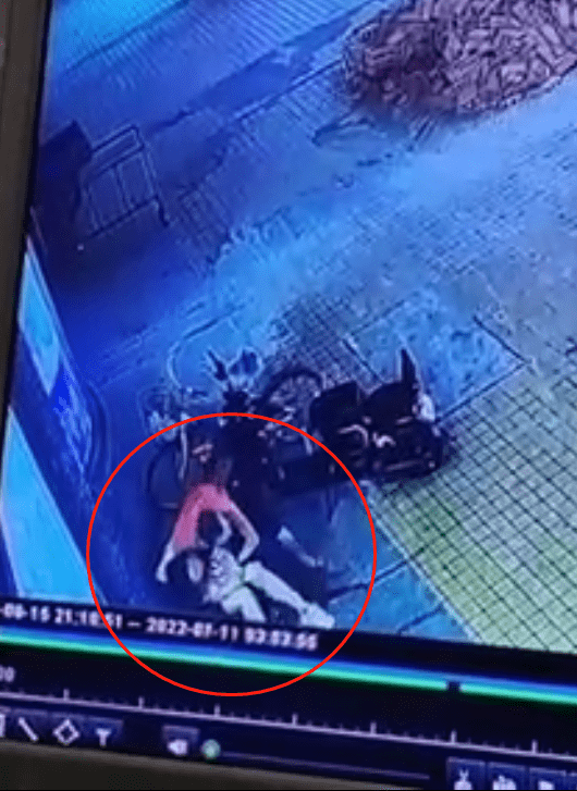 醉女被撿屍猥褻，驚聲尖叫。（翻自微博）