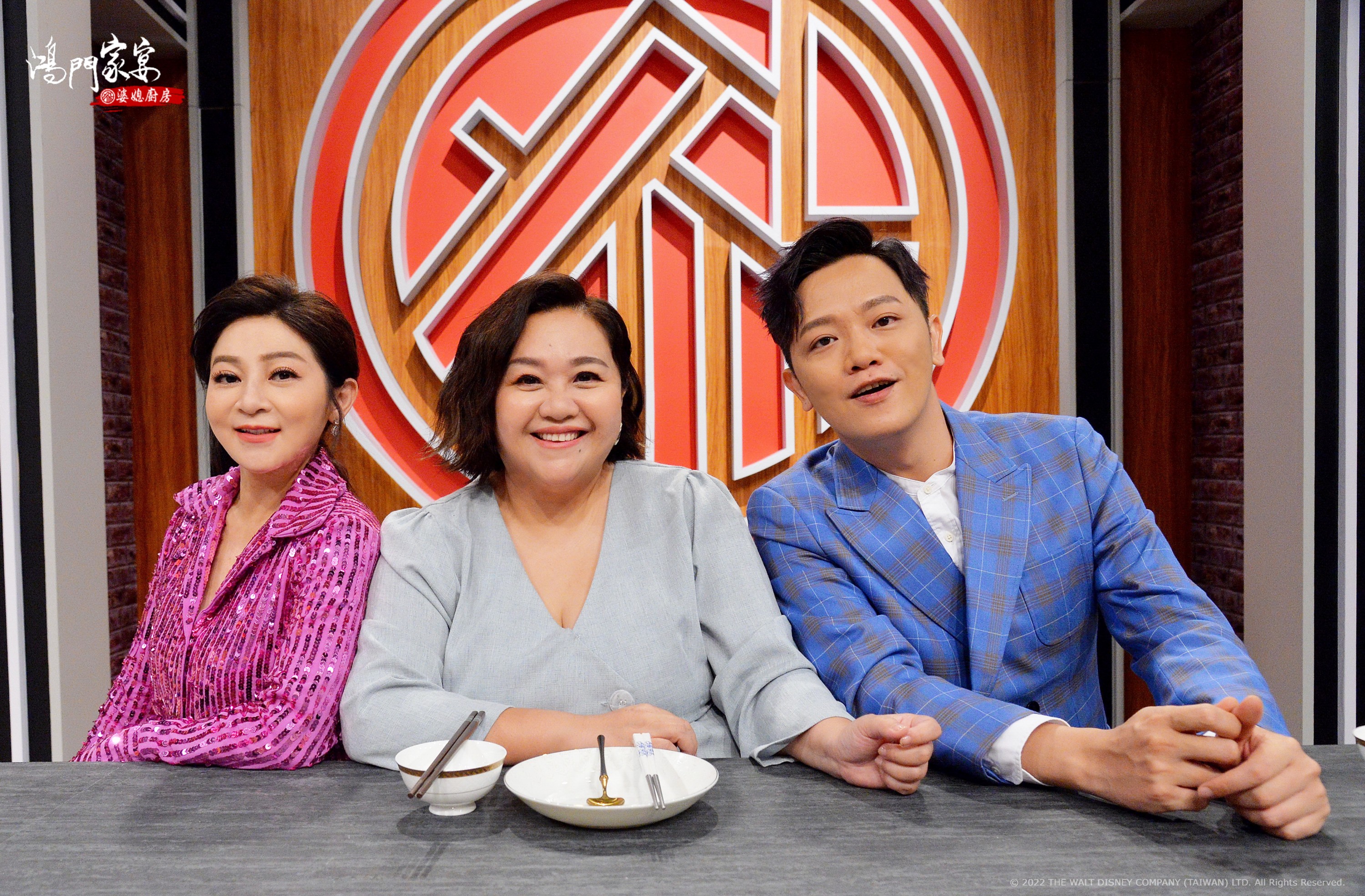 王彩樺（左起）、鍾欣凌、索艾克錄製料理節目。（衛視中文台提供）