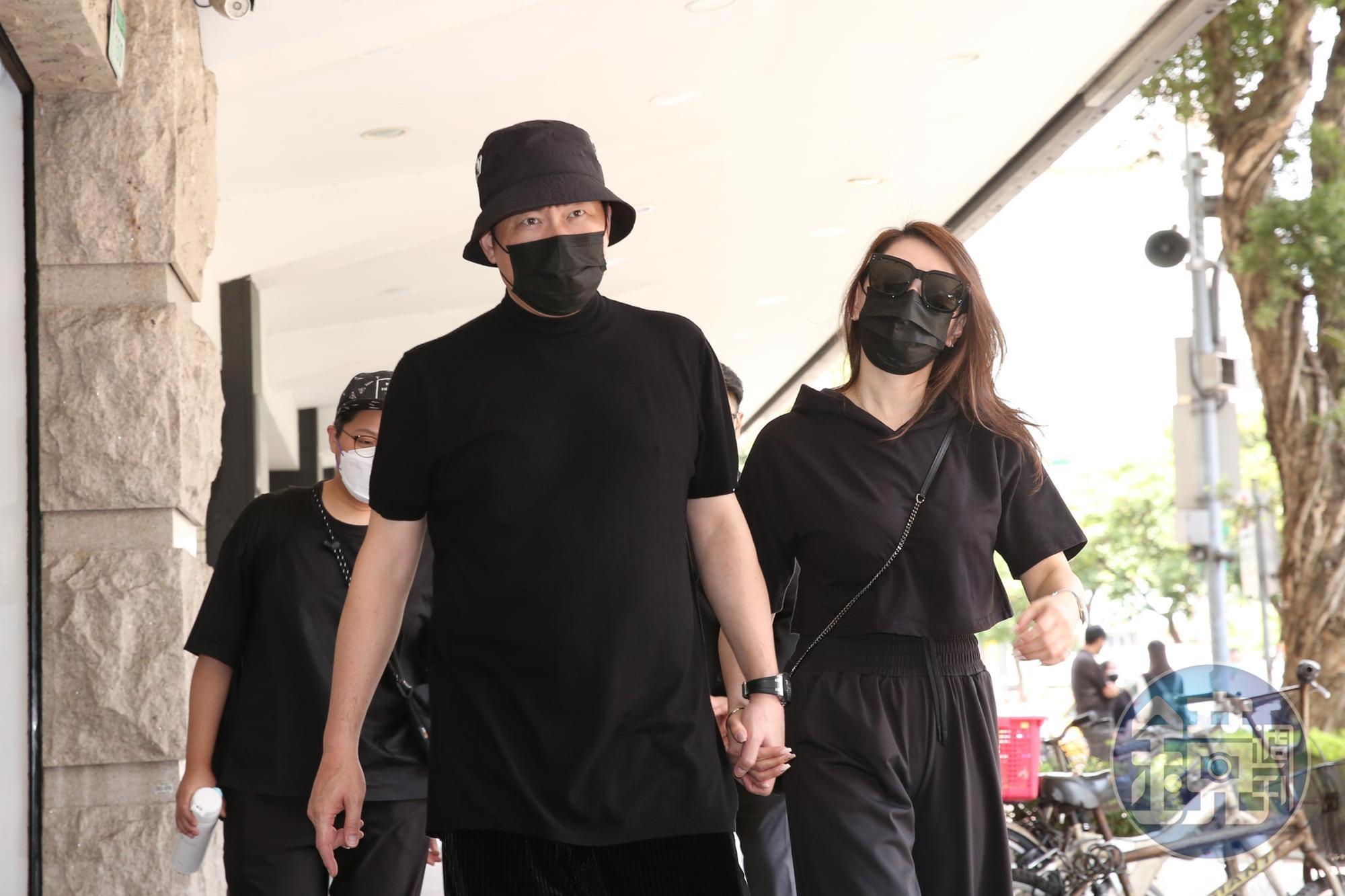 曾國城跟老婆到場致哀，不捨朱俐靜早逝。