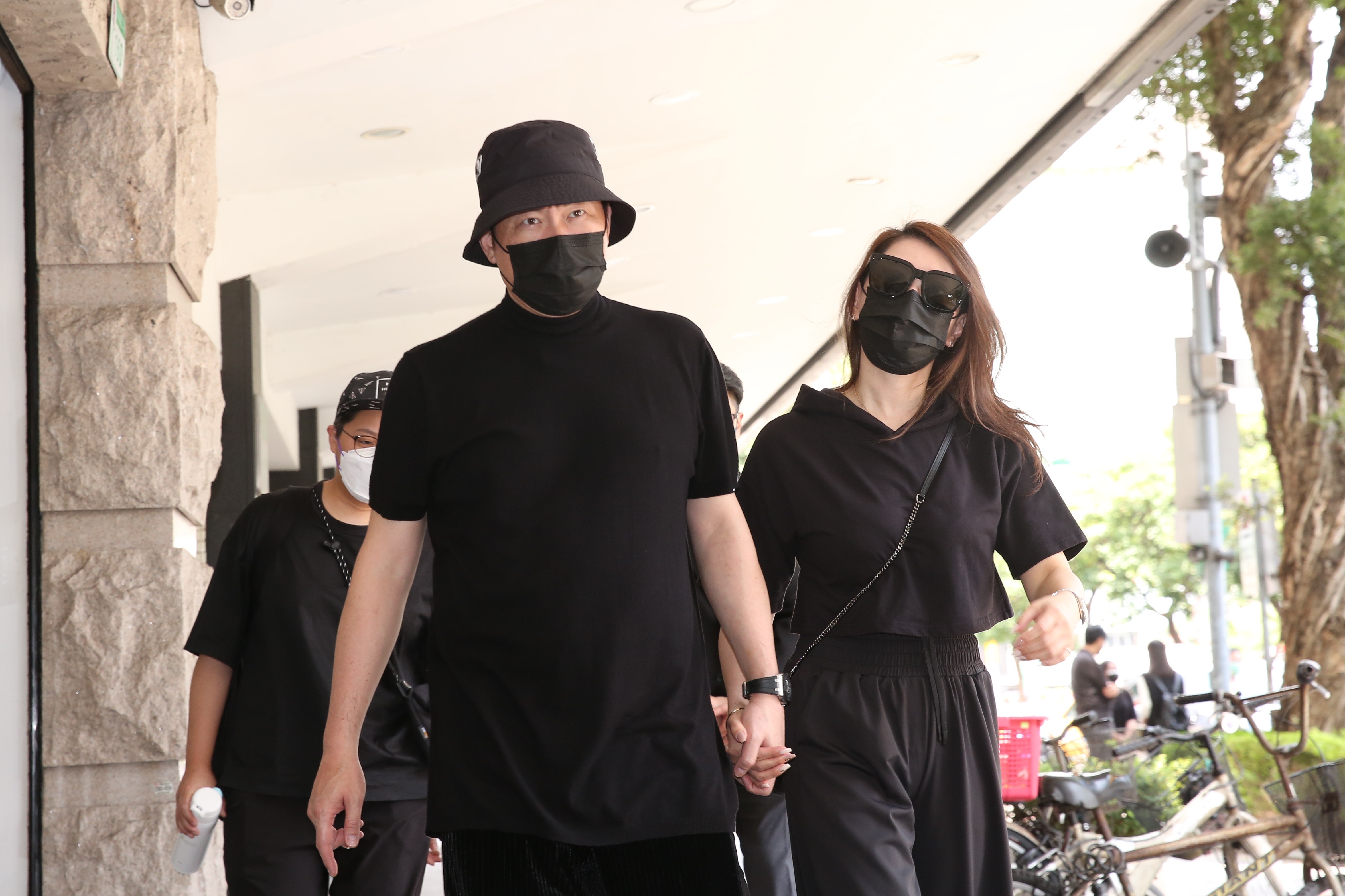 曾國城跟老婆到場致哀，不捨朱俐靜早逝。