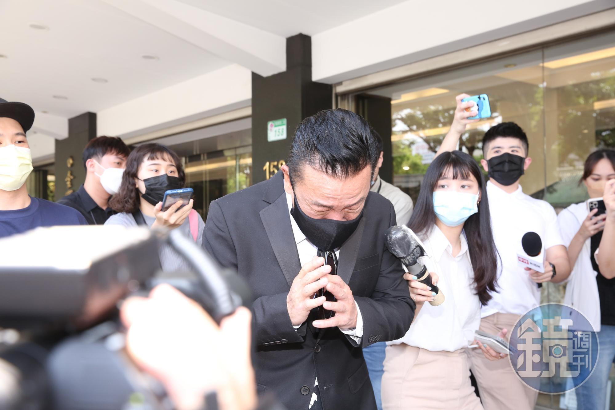 陳為民忍不住難過情緒，邊走邊拭淚痛哭。