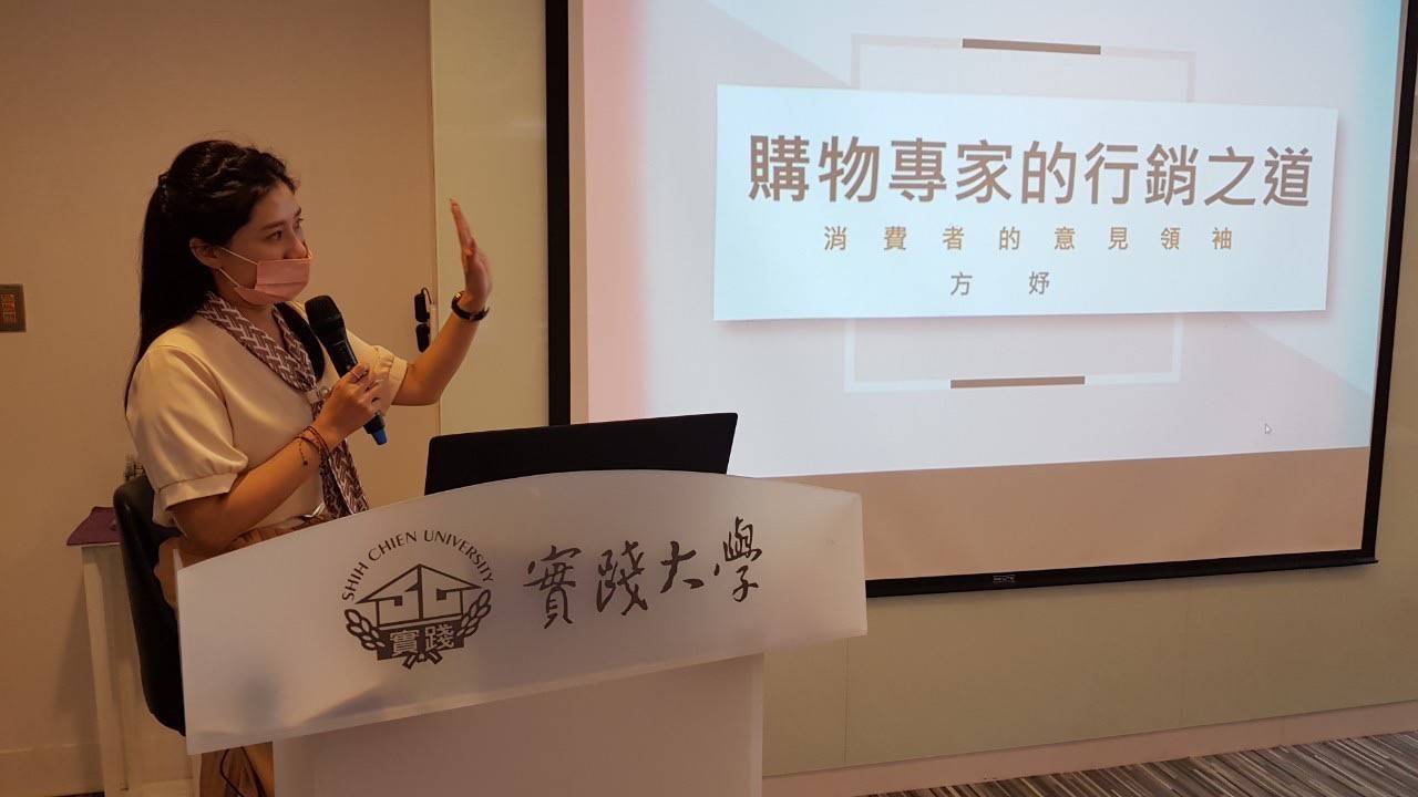 方妤在實踐大學開課，教授直播帶貨祕訣。（方妤提供）