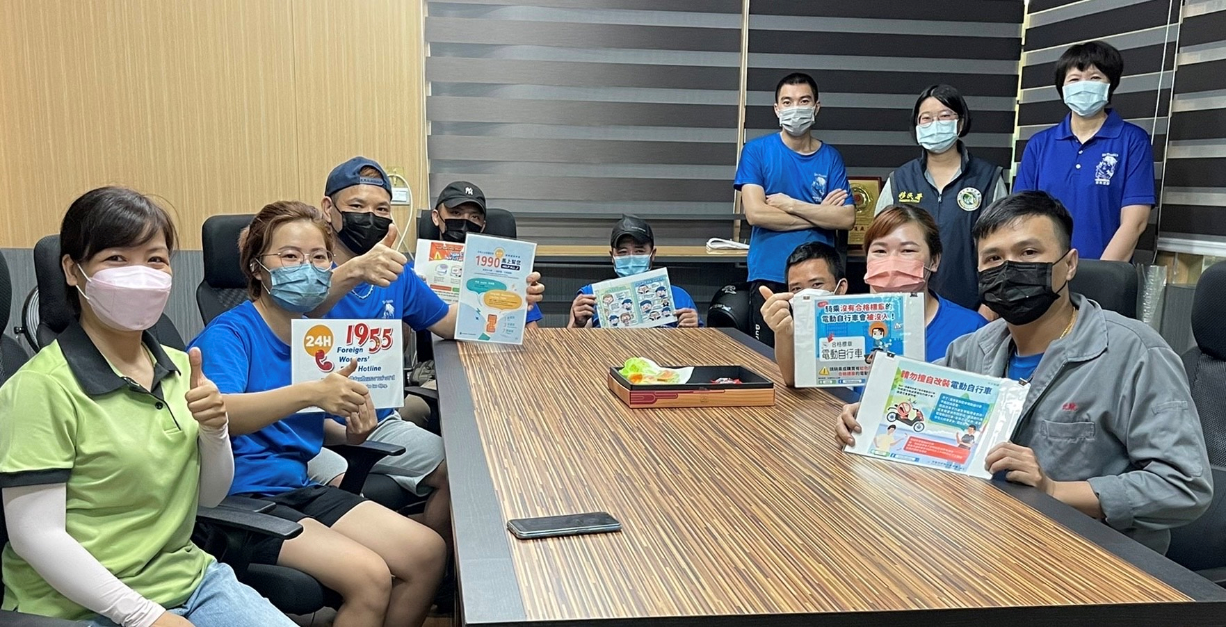 移民署到工業區宣導各項法令，獲得移工朋友們的熱情支持。（移民署提供）
