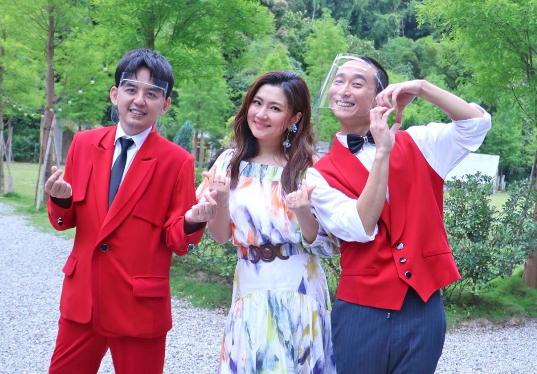 在節目《婚禮歌手》Selina（中）突破心魔久違開唱。（東森綜合提供）