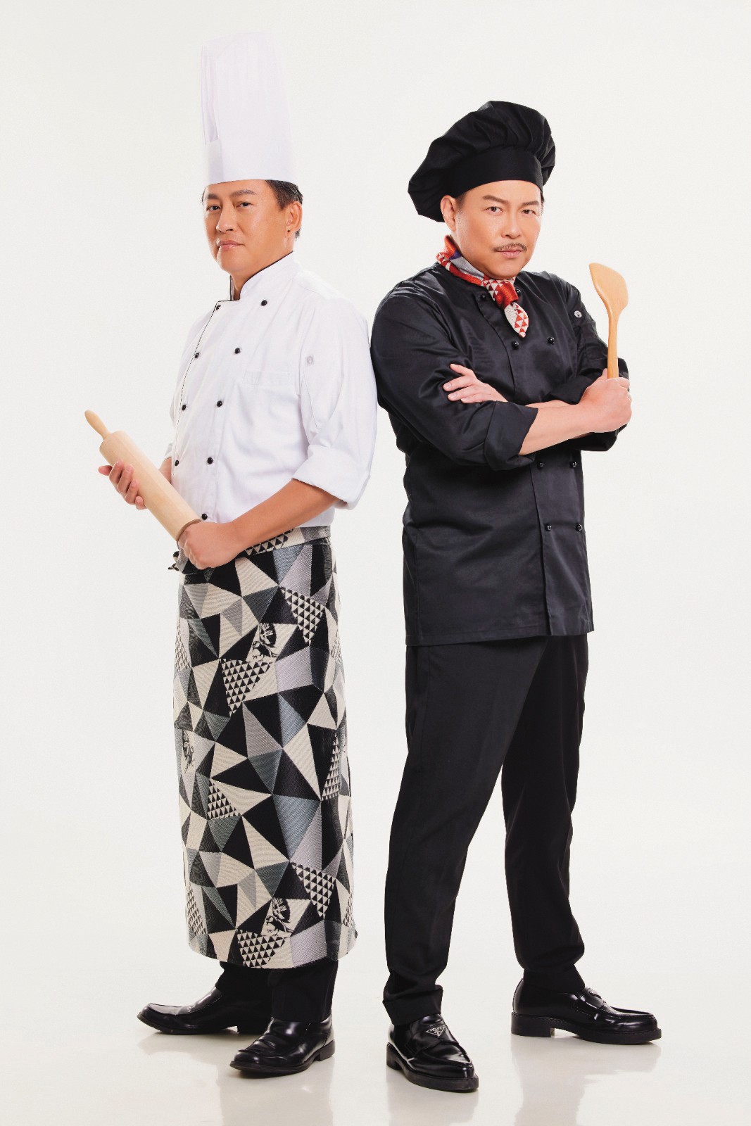 詹姆士（左）與好友曾國城（右）在舞台劇演廚師，曾國城對他的演出是有話直說。（果陀提供）