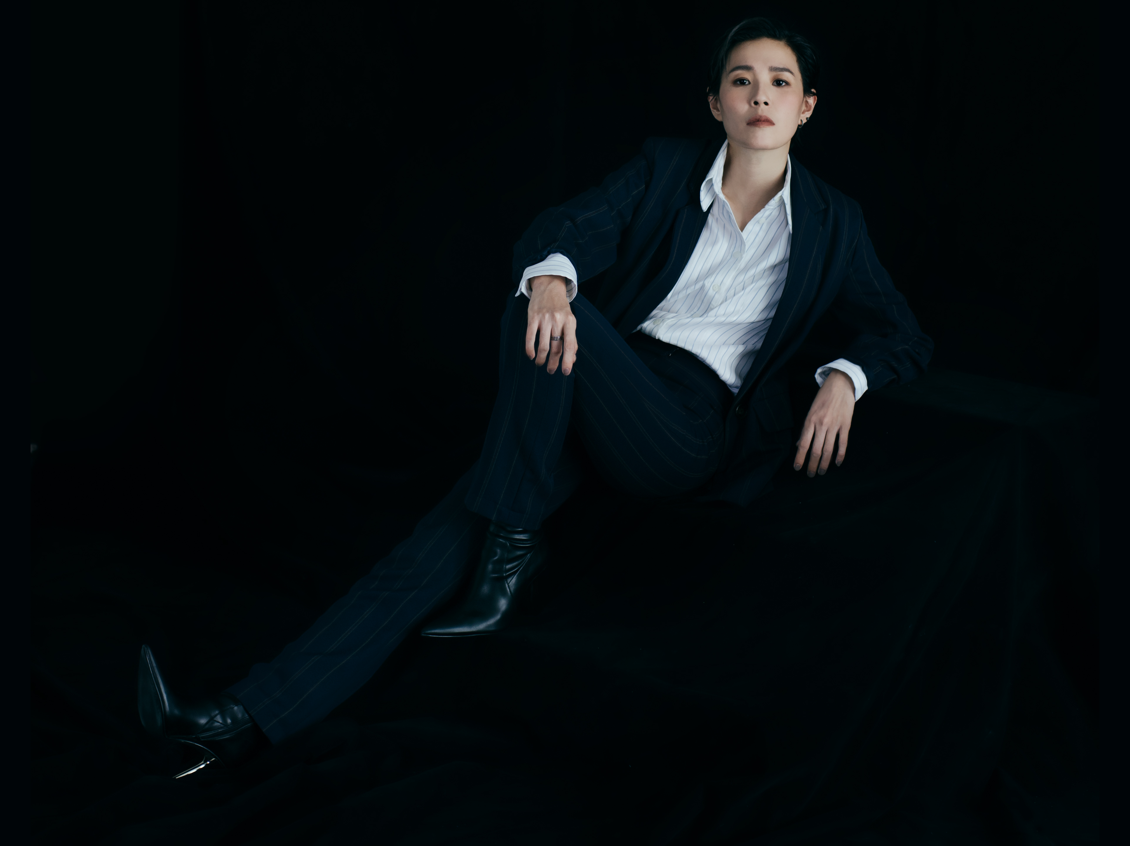 安溥新輯造型走酷帥中性風，她說，希望每個女孩都可以發現自己man起來可以比男生man。（聯成娛樂提供）