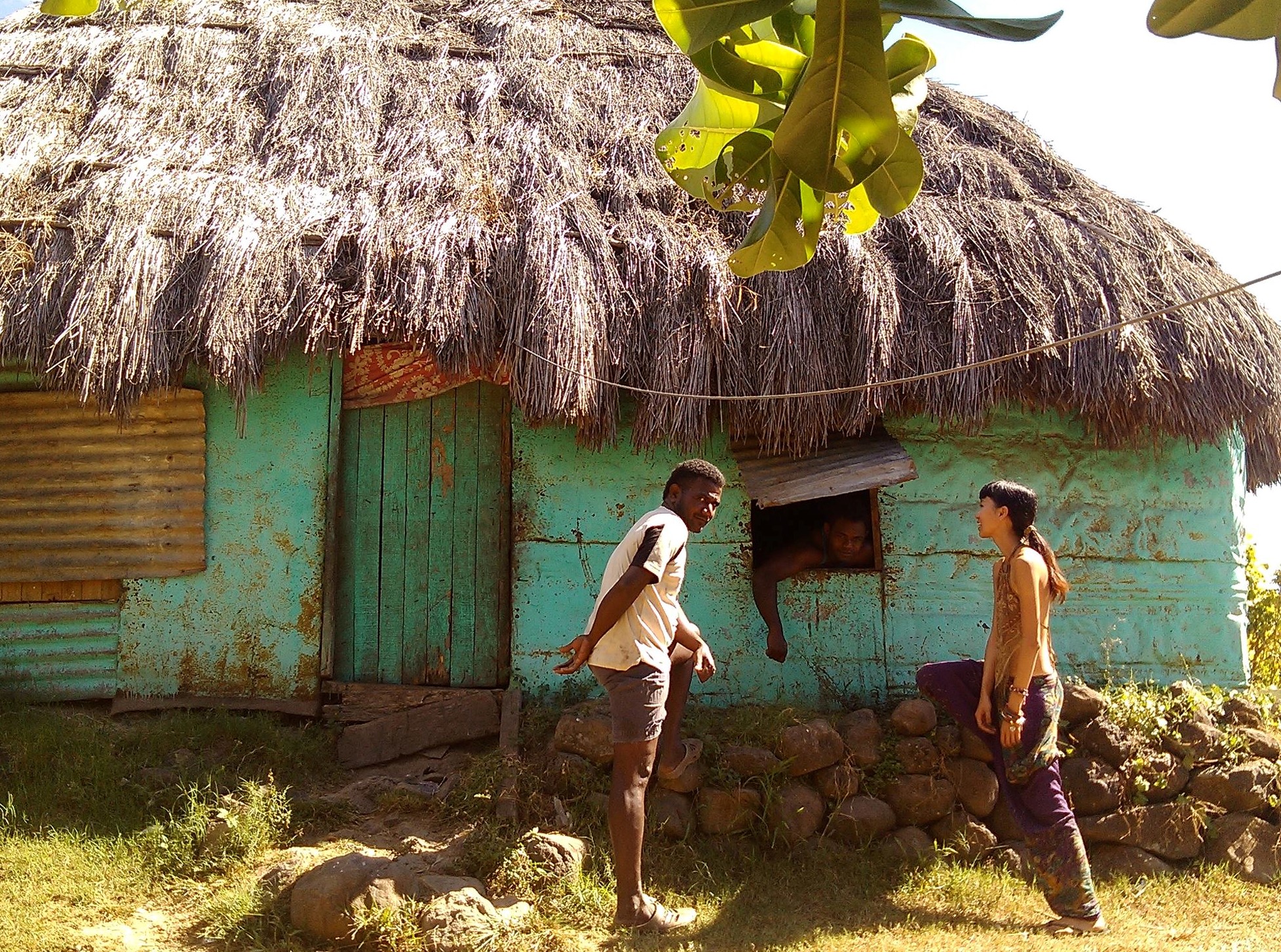 陳于安曾隨澳洲自然建築團隊，到斐濟幫原住民蓋屋。（陳于安提供）
