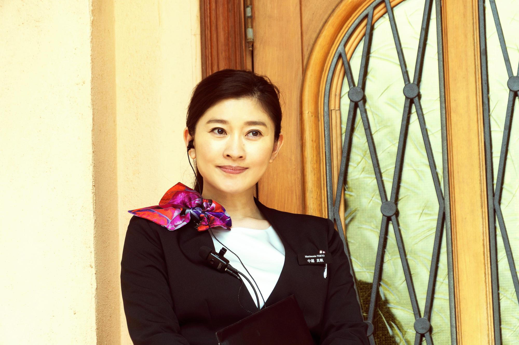 新片《婚顧女王》故事由日本知名諧星笨蛋節奏編寫,篠原涼子飾演為顧客竭盡所能的最強婚禮顧問。(中影提供)