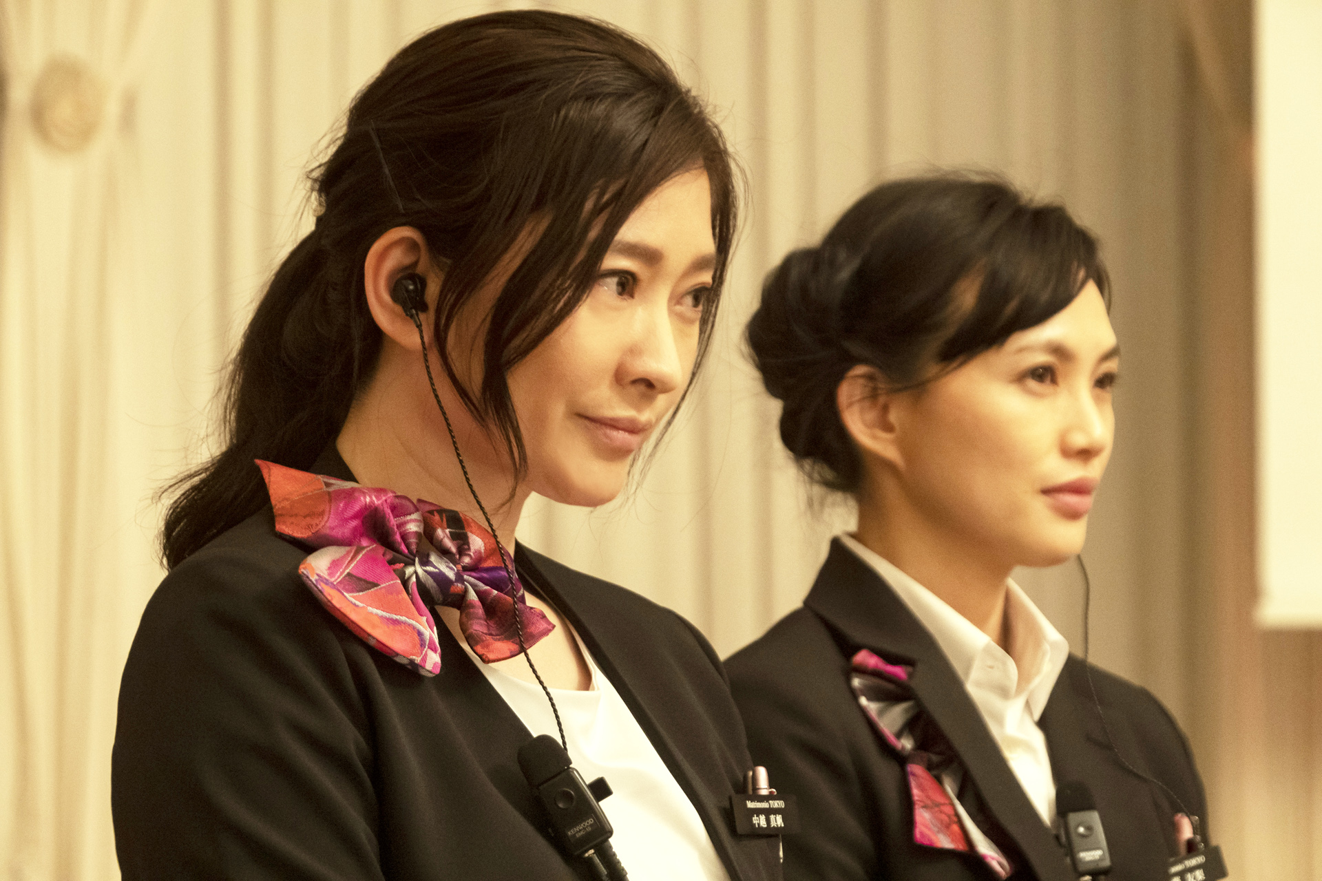 篠原涼子（左）和臼田朝美（右）在《婚顧女王》飾演婚禮顧問，兩人為完成新人的願望奔走。（中影提供）