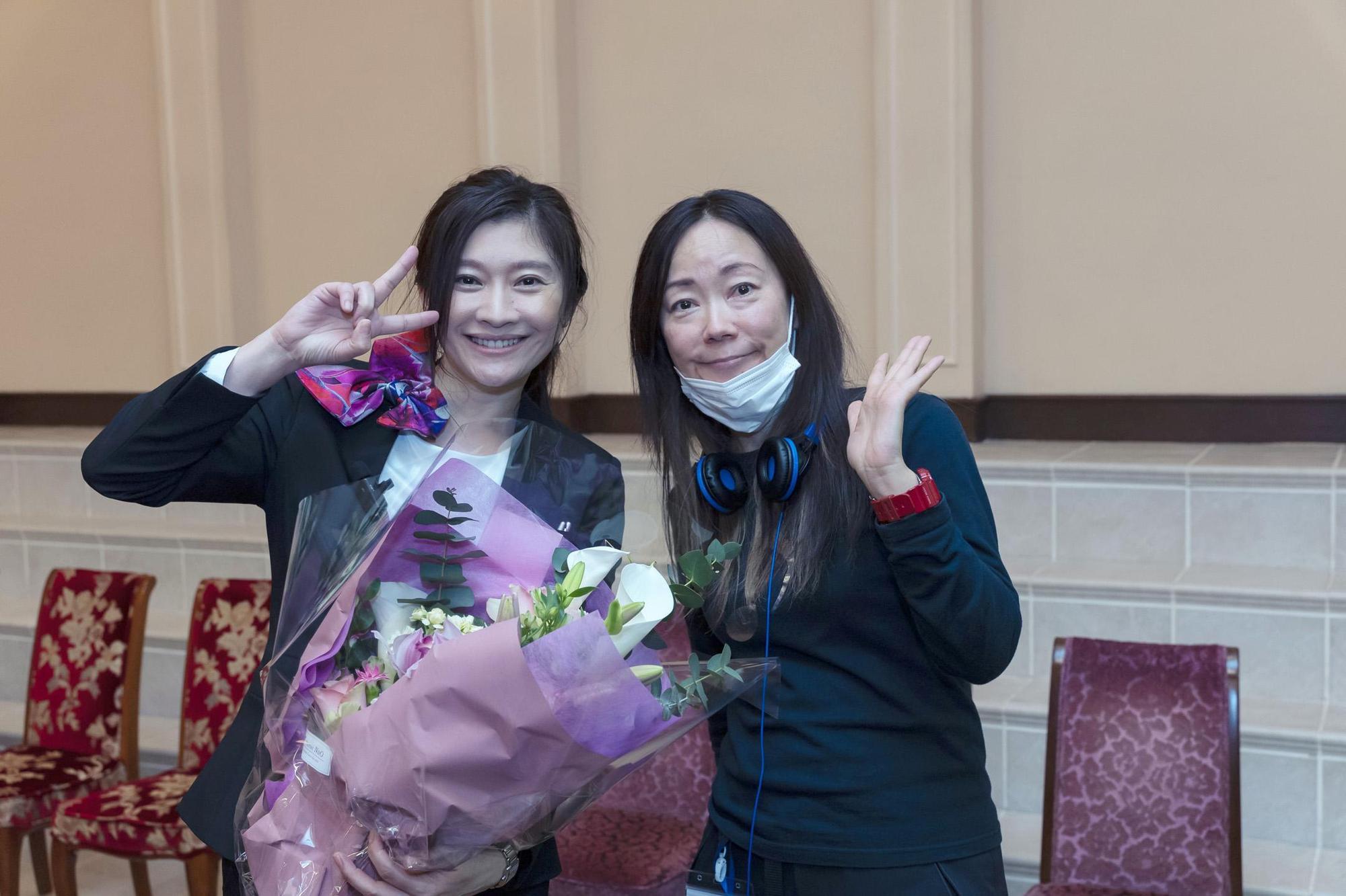 篠原涼子（左）為了演出婚顧狼狽模樣，與導演大九明子（右）積極討論演技和髮型等細節。（中影提供）