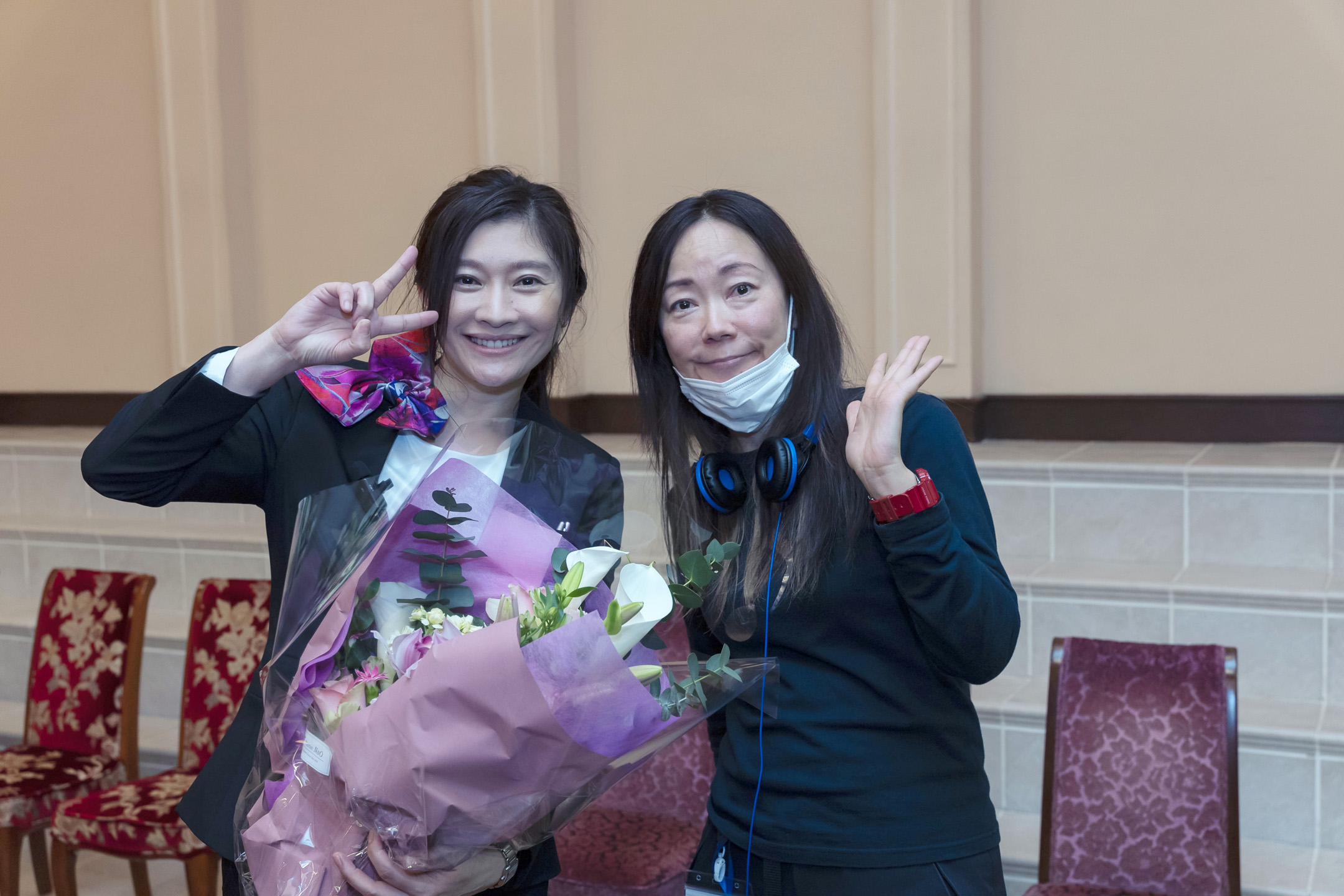 篠原涼子（左）為了演出婚顧狼狽模樣，與導演大九明子（右）積極討論演技和髮型等細節。（中影提供）