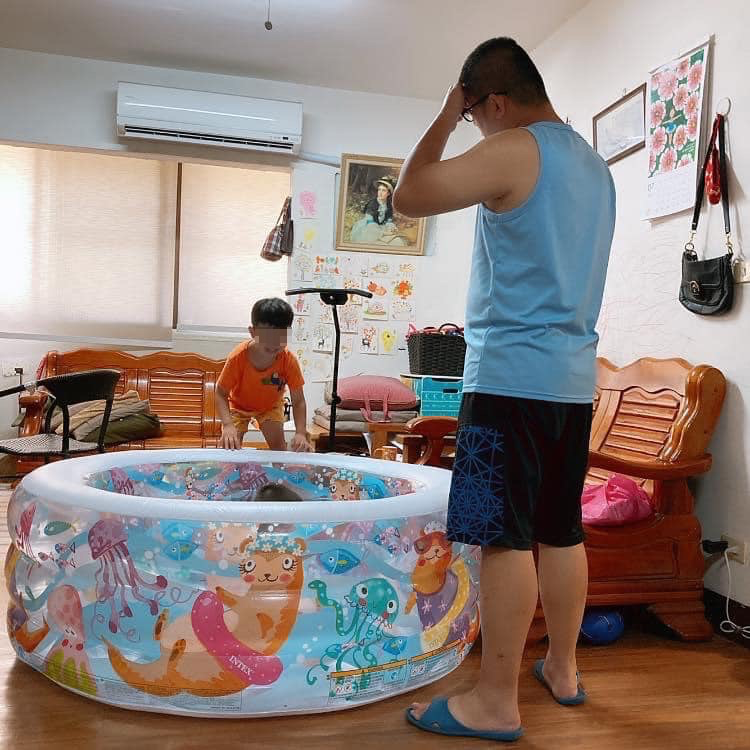 女網友的老公扶額思考,是否要將戲水池放在客廳。(翻攝「Costco好市多商品經驗老實說」)